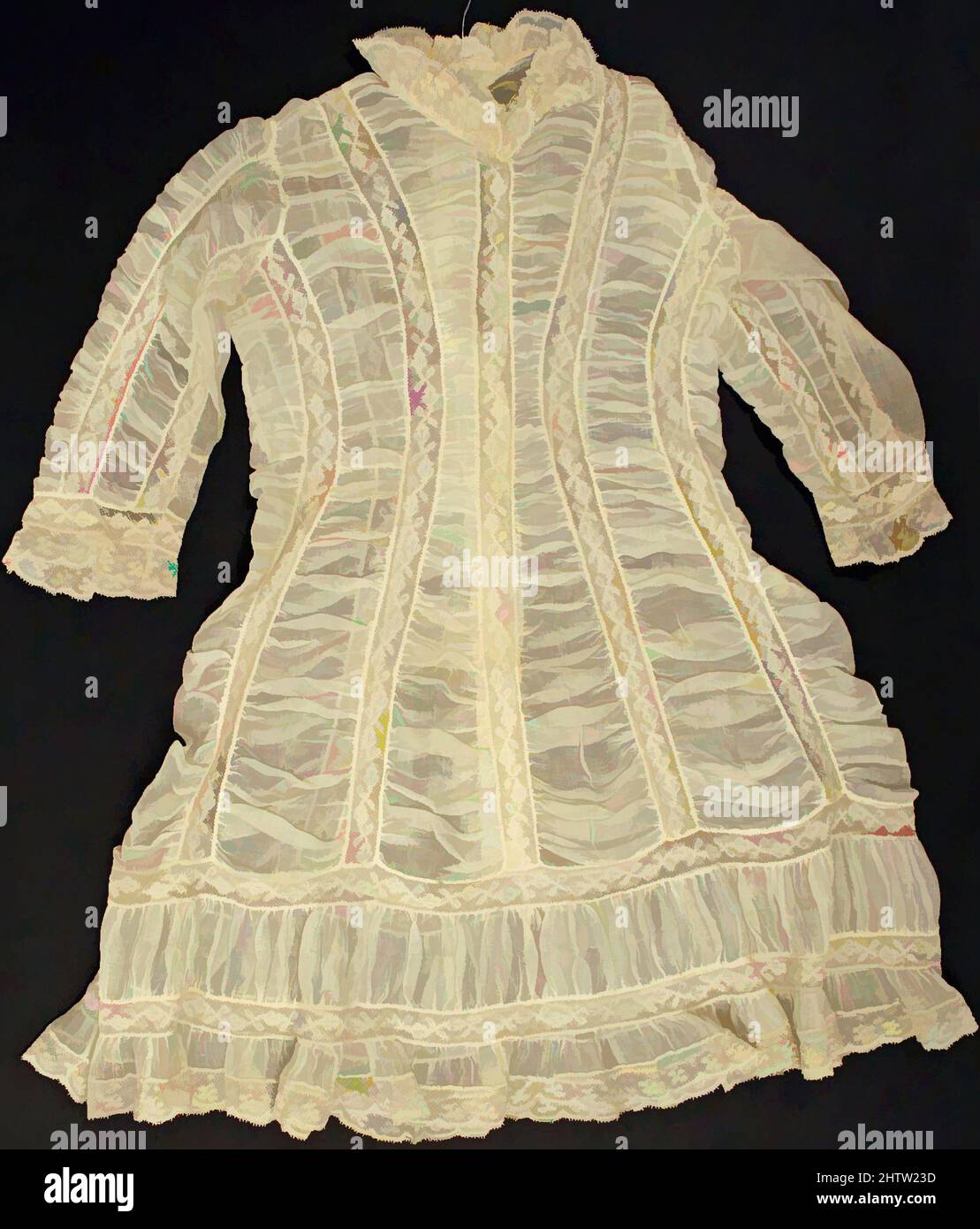 Arte ispirata a Dress, ca. 1875, americano, cotone, opere classiche modernizzate da Artotop con un tuffo di modernità. Forme, colore e valore, impatto visivo accattivante sulle emozioni artistiche attraverso la libertà delle opere d'arte in modo contemporaneo. Un messaggio senza tempo che persegue una nuova direzione selvaggiamente creativa. Artisti che si rivolgono al supporto digitale e creano l'NFT Artotop Foto Stock