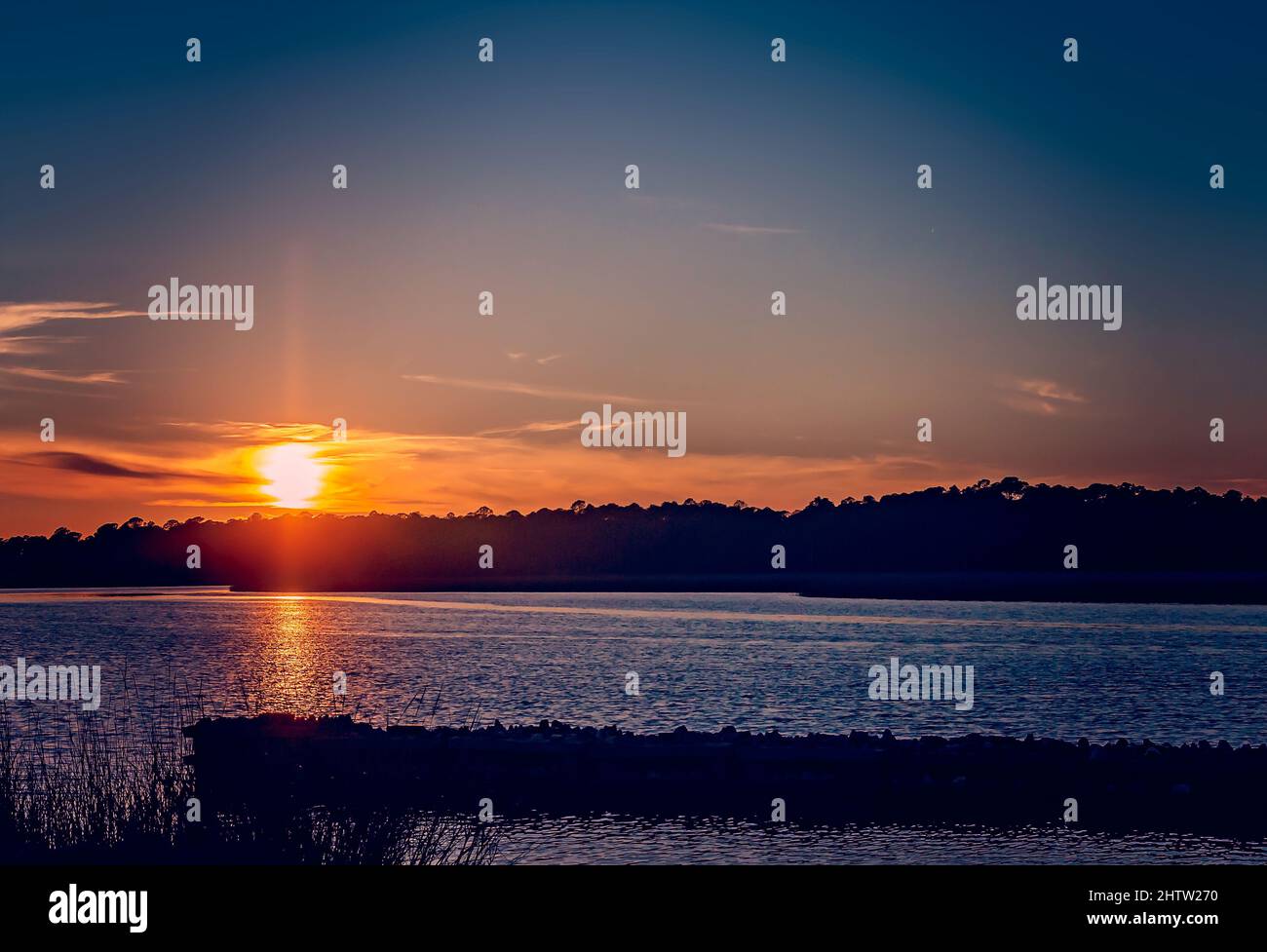 Il sole tramonta a Delta Port Marina, 1 marzo 2022, a Coden, Alabama. Il fiume West Fowl, lungo 14,4 chilometri, è originario di Theodore, Alabama. Foto Stock