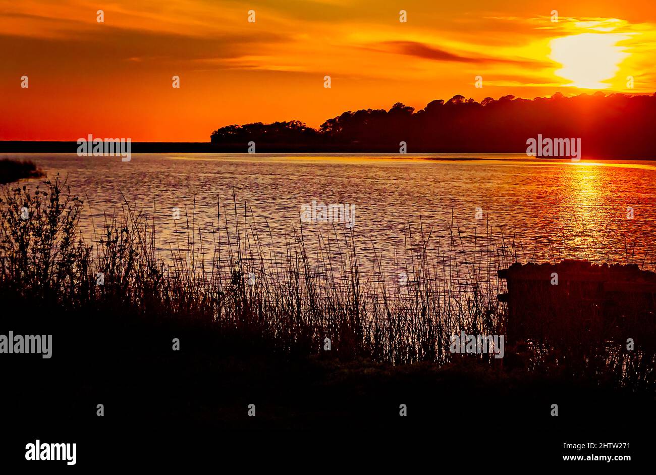 Il sole tramonta a Delta Port Marina, 1 marzo 2022, a Coden, Alabama. Il fiume West Fowl, lungo 14,4 chilometri, è originario di Theodore, Alabama. Foto Stock