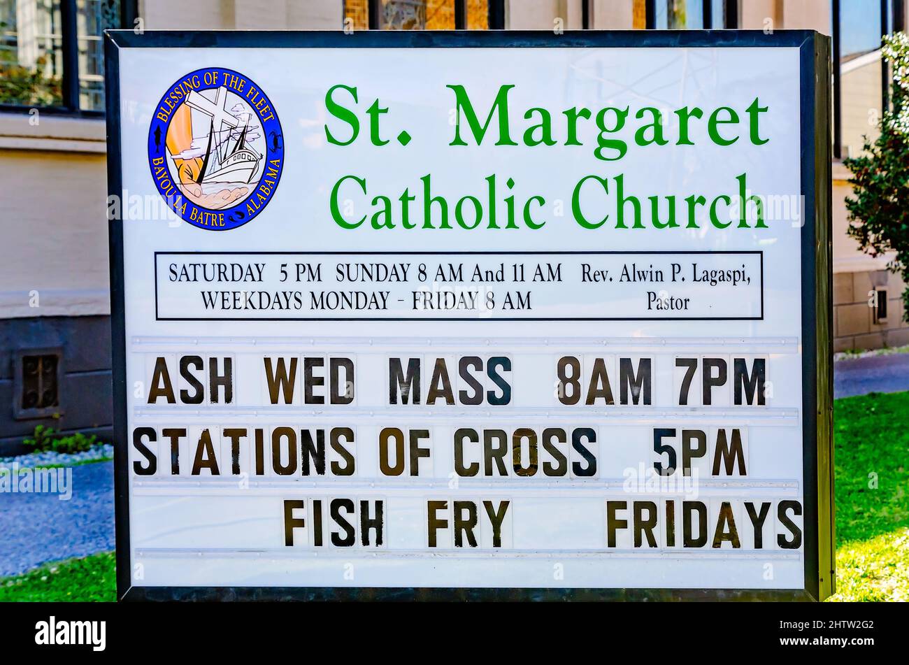 Un segno annuncia i tempi per la messa, i servizi del Mercoledì delle Ceneri e Fish Fry Fridays alla chiesa cattolica di St. Margaret a Bayou la Batre, Alabama. Foto Stock