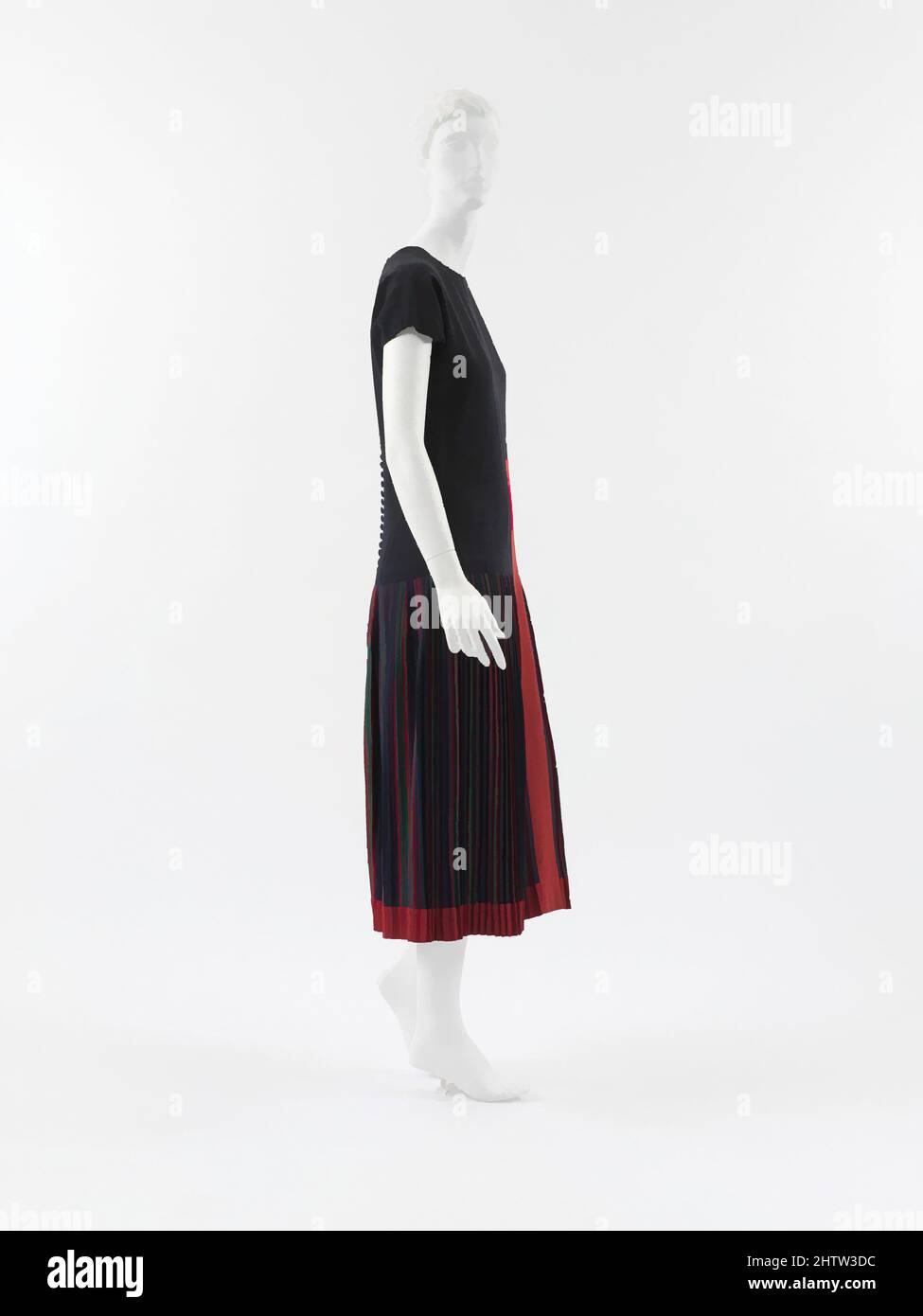 Arte ispirata a Mademoiselle, 1923, francese, lana, due stili distintivi emerse nei primi mesi del 1920s. Uno, con una gonna a pannieres e fianchi esagerati, è stato chiamato "robe de style". L'altro, che era lo stile che prevaleva, era il cambio rettilineo chiamato 'chemise, opere classiche modernizzate da Artotop con un tuffo di modernità. Forme, colore e valore, impatto visivo accattivante sulle emozioni artistiche attraverso la libertà delle opere d'arte in modo contemporaneo. Un messaggio senza tempo che persegue una nuova direzione selvaggiamente creativa. Artisti che si rivolgono al supporto digitale e creano l'NFT Artotop Foto Stock