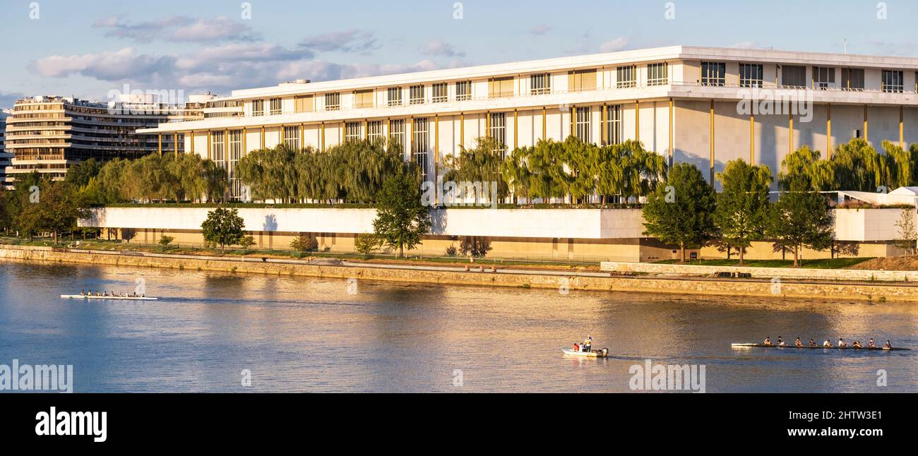 Washington, DC, Stati Uniti. Kennedy Center. I vogatori di skiff che praticano nel fiume Potomac. Watergate sullo sfondo, molto a sinistra. Foto Stock