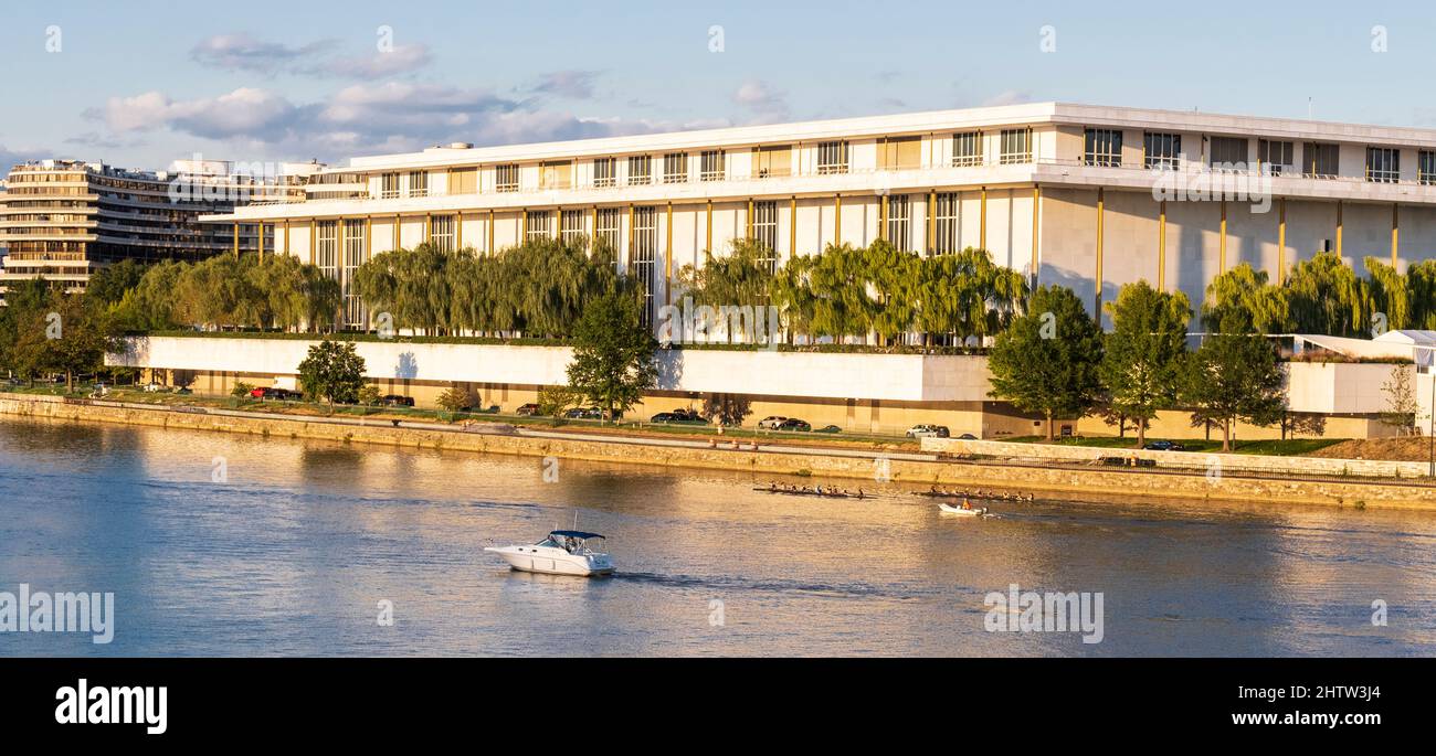 Washington, DC, Stati Uniti. Kennedy Center. I vogatori di skiff che praticano nel fiume Potomac. Watergate sullo sfondo, molto a sinistra. Foto Stock