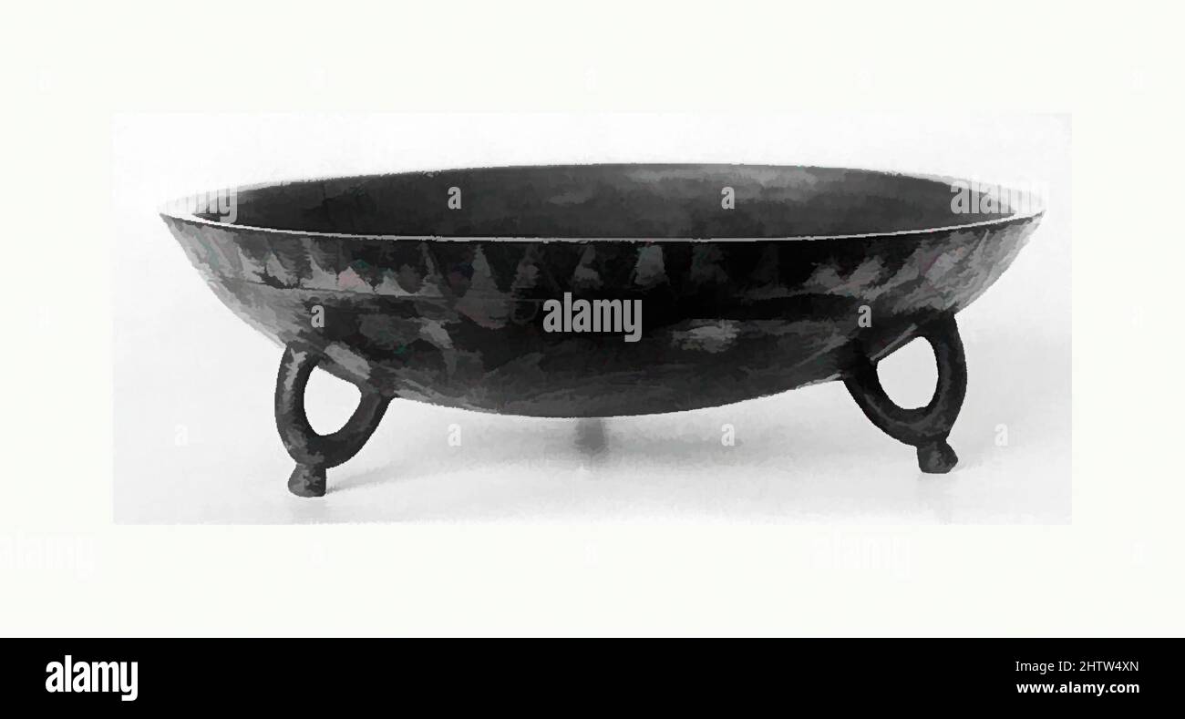 Arte ispirata a Saucer in Bowl-cover, Six Dynasties (220–589), Cina, bronzo dorato, H. 7/8 poll. (2,2 cm); Diam. 3 3/16 poll. (8,1 cm), lavorazione del metallo, opere classiche modernizzate da Artotop con un tuffo di modernità. Forme, colore e valore, impatto visivo accattivante sulle emozioni artistiche attraverso la libertà delle opere d'arte in modo contemporaneo. Un messaggio senza tempo che persegue una nuova direzione selvaggiamente creativa. Artisti che si rivolgono al supporto digitale e creano l'NFT Artotop Foto Stock