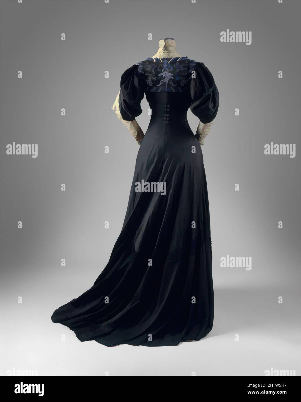 Arte ispirata a Dress, 1907, francese, seta, in un'ingegnosa fusione di Art Nouveau e la tavolozza, la linea e i motivi specifici della chinoiserie, un motivo blu-e-bianco nuvola è isolato alla spalla, come gli abiti da corte Manchu, opere classiche modernizzate da Artotop con un tuffo di modernità. Forme, colore e valore, impatto visivo accattivante sulle emozioni artistiche attraverso la libertà delle opere d'arte in modo contemporaneo. Un messaggio senza tempo che persegue una nuova direzione selvaggiamente creativa. Artisti che si rivolgono al supporto digitale e creano l'NFT Artotop Foto Stock