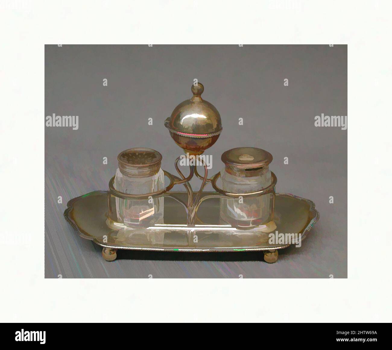 Arte ispirata a Inkstand, ca. 1805, British, piastra Sheffield, vetro, 4 1/2 x 7 3/8 poll. (11,4 x 18,7 cm), in metallo-Silverplate, opere classiche modernizzate da Artotop con un tocco di modernità. Forme, colore e valore, impatto visivo accattivante sulle emozioni artistiche attraverso la libertà delle opere d'arte in modo contemporaneo. Un messaggio senza tempo che persegue una nuova direzione selvaggiamente creativa. Artisti che si rivolgono al supporto digitale e creano l'NFT Artotop Foto Stock