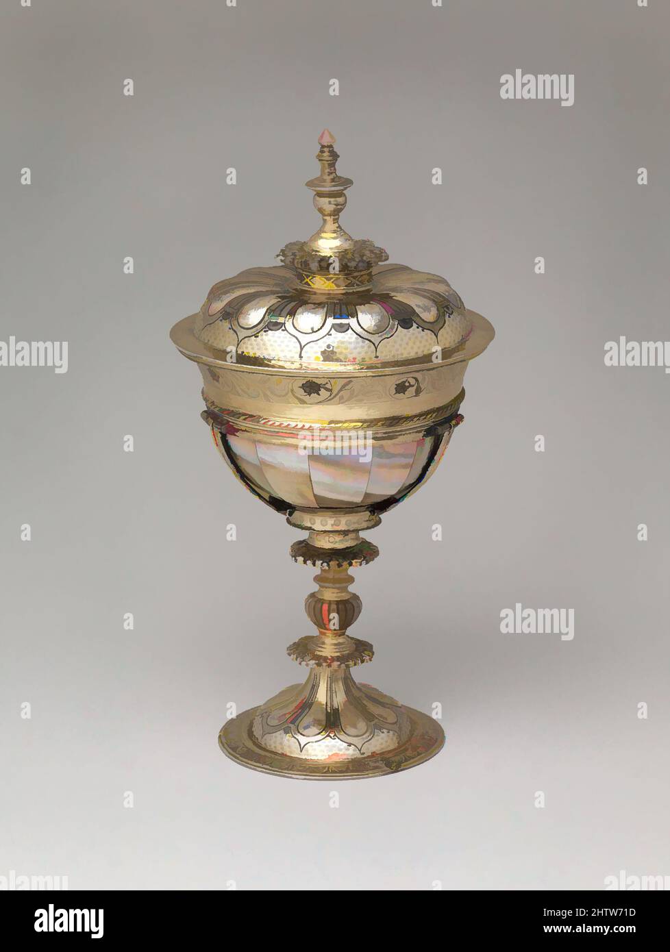 Art Inspired by Cup with cover, R W (British), 1590–91, British, London, Madreperla, dorato in argento, totale (confermato): 7 3/4 x 3 7/8 x 3 7/8 pollici, 11 once 7 dwt. (19,7 x 9,8 x 9,8 cm, 0,354kg), argento metallizzato in combinazione, R W (British, opere classiche modernizzate da Artotop con un tocco di modernità. Forme, colore e valore, impatto visivo accattivante sulle emozioni artistiche attraverso la libertà delle opere d'arte in modo contemporaneo. Un messaggio senza tempo che persegue una nuova direzione selvaggiamente creativa. Artisti che si rivolgono al supporto digitale e creano l'NFT Artotop Foto Stock