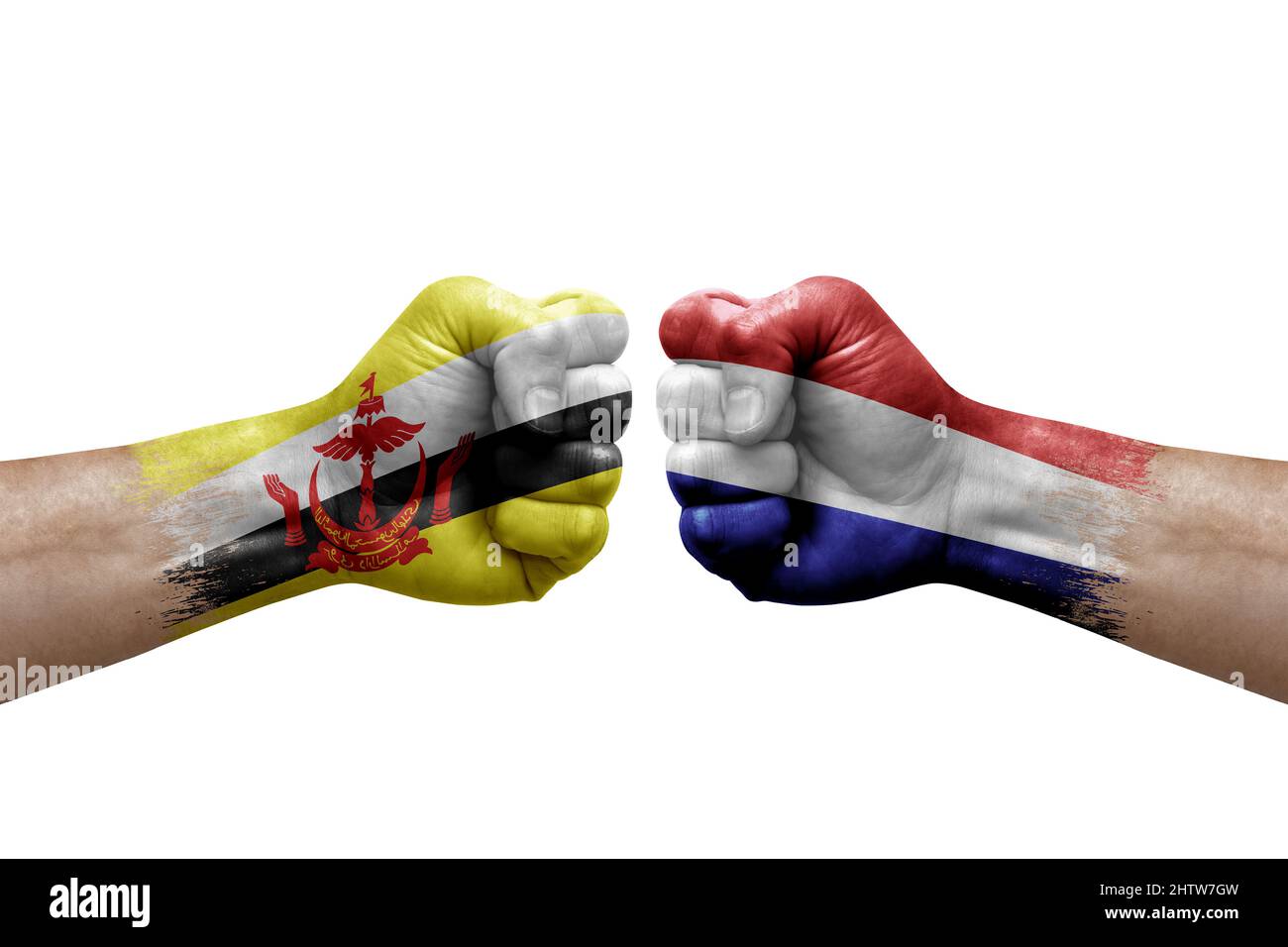 Due mani si pugno l'una all'altra su sfondo bianco. Bandiere di paese dipinte pugni, conflitto concetto di crisi tra brunei e paesi bassi Foto Stock