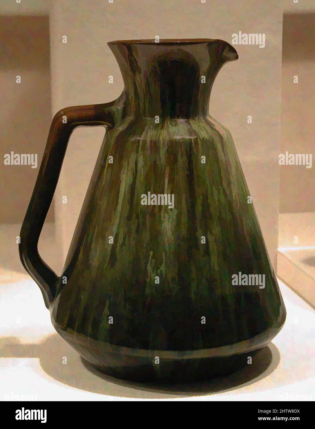 Art Inspired by Pitcher, 1879–82, British, Linthorpe, Yorkshire, Terracotta, altezza: 7 11/16 poll. (19,5 cm), Ceramica-ceramica, opere classiche modernizzate da Artotop con un tuffo di modernità. Forme, colore e valore, impatto visivo accattivante sulle emozioni artistiche attraverso la libertà delle opere d'arte in modo contemporaneo. Un messaggio senza tempo che persegue una nuova direzione selvaggiamente creativa. Artisti che si rivolgono al supporto digitale e creano l'NFT Artotop Foto Stock