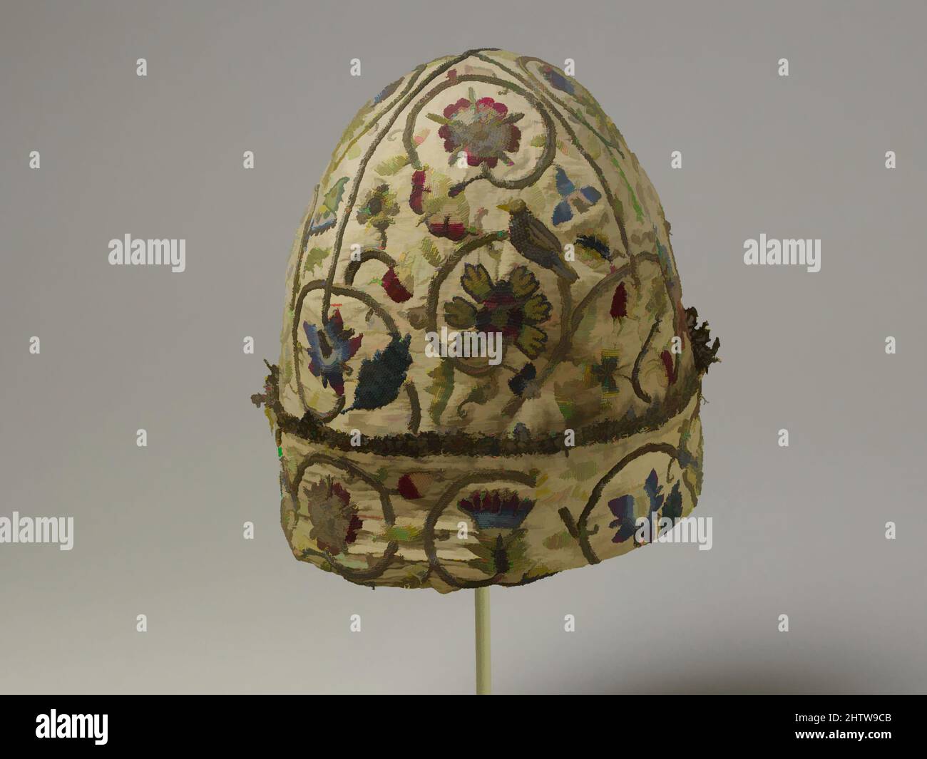 Art Inspired by Night cap, 1600–1620, British, Linen lavorato con fili di seta e metallo, filoni; catena, gambo, darning, Toro staccato, e punti di treccia intrecciati, H. 8 x W. 7 3/4 pollici (20,3 x 19,7 cm), tessuti-ricamati, rose, carretti e eglantine, farfalle, Birds, opere classiche modernizzate da Artotop con un tuffo di modernità. Forme, colore e valore, impatto visivo accattivante sulle emozioni artistiche attraverso la libertà delle opere d'arte in modo contemporaneo. Un messaggio senza tempo che persegue una nuova direzione selvaggiamente creativa. Artisti che si rivolgono al supporto digitale e creano l'NFT Artotop Foto Stock