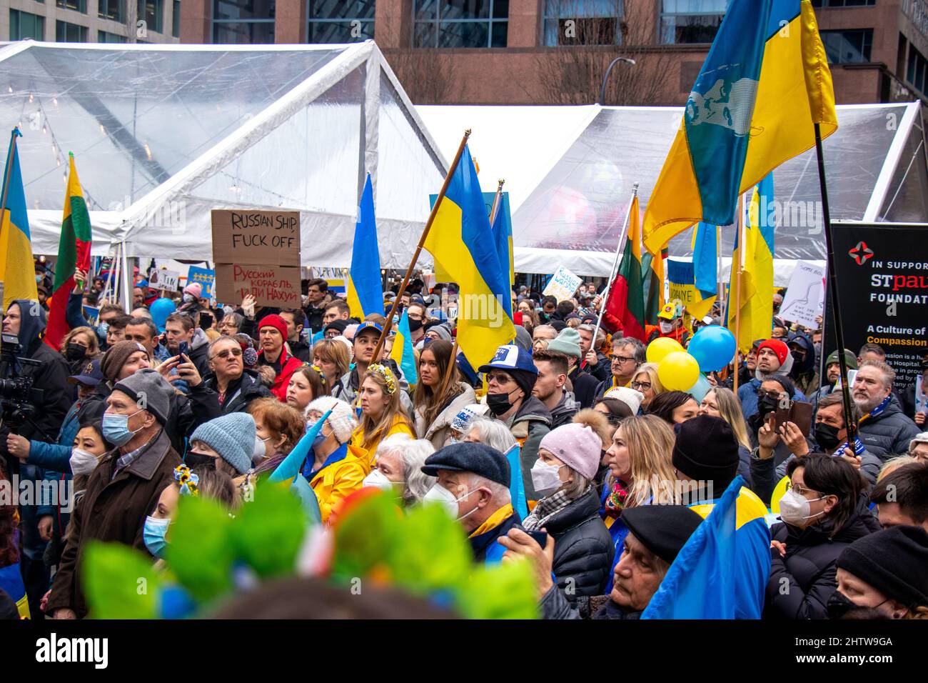 Vancouver, Canada - Febbraio 26,2022: Il raduno contro l'invasione dell'Ucraina di fronte alla Vancouver Art Gallery Foto Stock