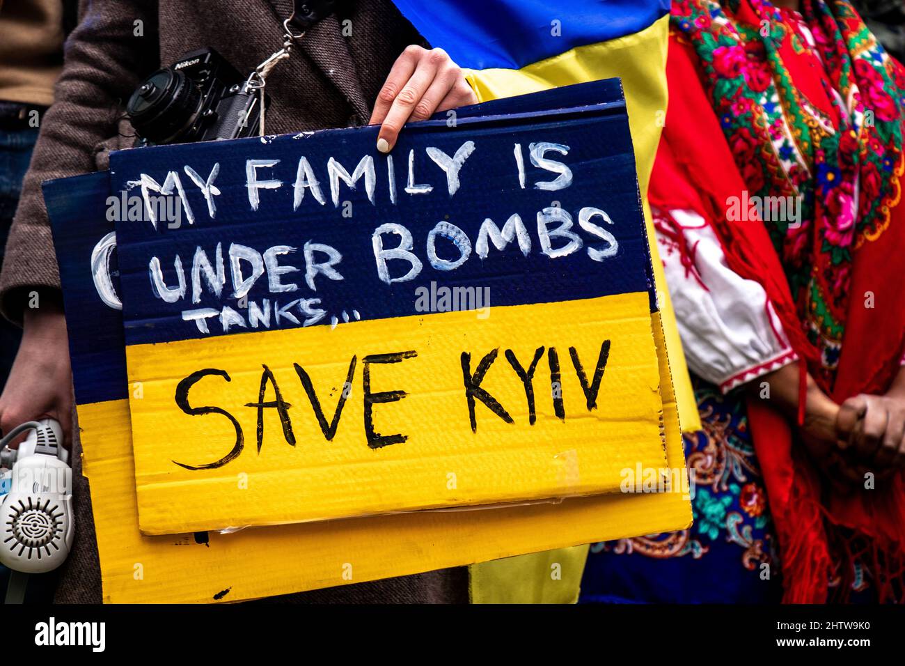 Vancouver, Canada - Febbraio 26,2022: Vista del segno Salva Kiev durante il rally contro l'invasione dell'Ucraina di fronte alla Vancouver Art Gallery Foto Stock