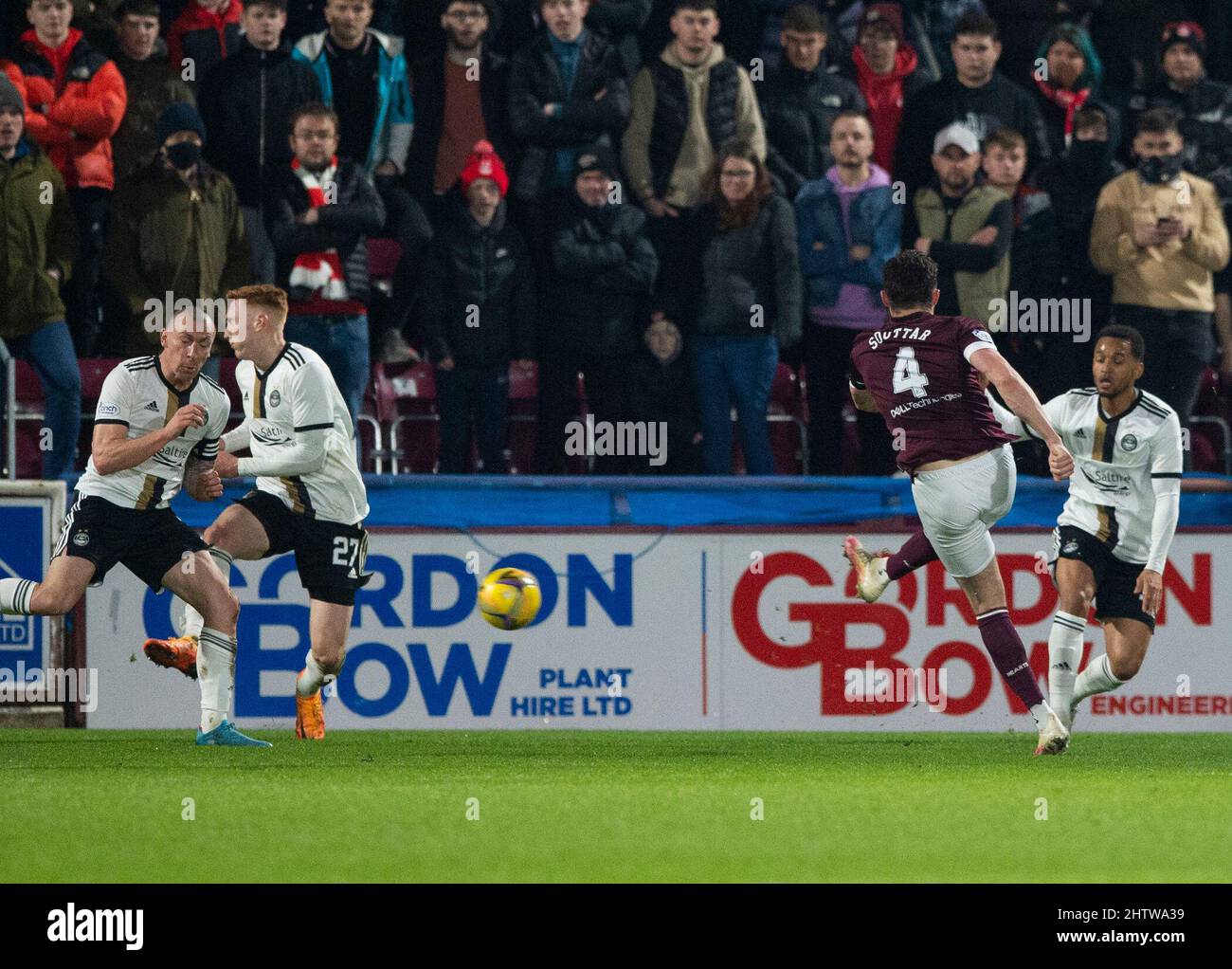 Edimburgo, Regno Unito. 02nd Mar, 2022. Cinch Premiership - Heart of Midlothian v Aberdeen 02/03/2022 Pic Shows: Hearts' Center-Back, John Souttar, dà il via all'obiettivo di apertura del gioco, mentre AberdeenÕs Scott Brown e David Bates cercano di bloccare mentre Hearts ospitano Aberdeen nella Cinch Premiership al Tynecastle Park di Edimburgo. Credit: Ian Jacobs/Alamy Live News Foto Stock