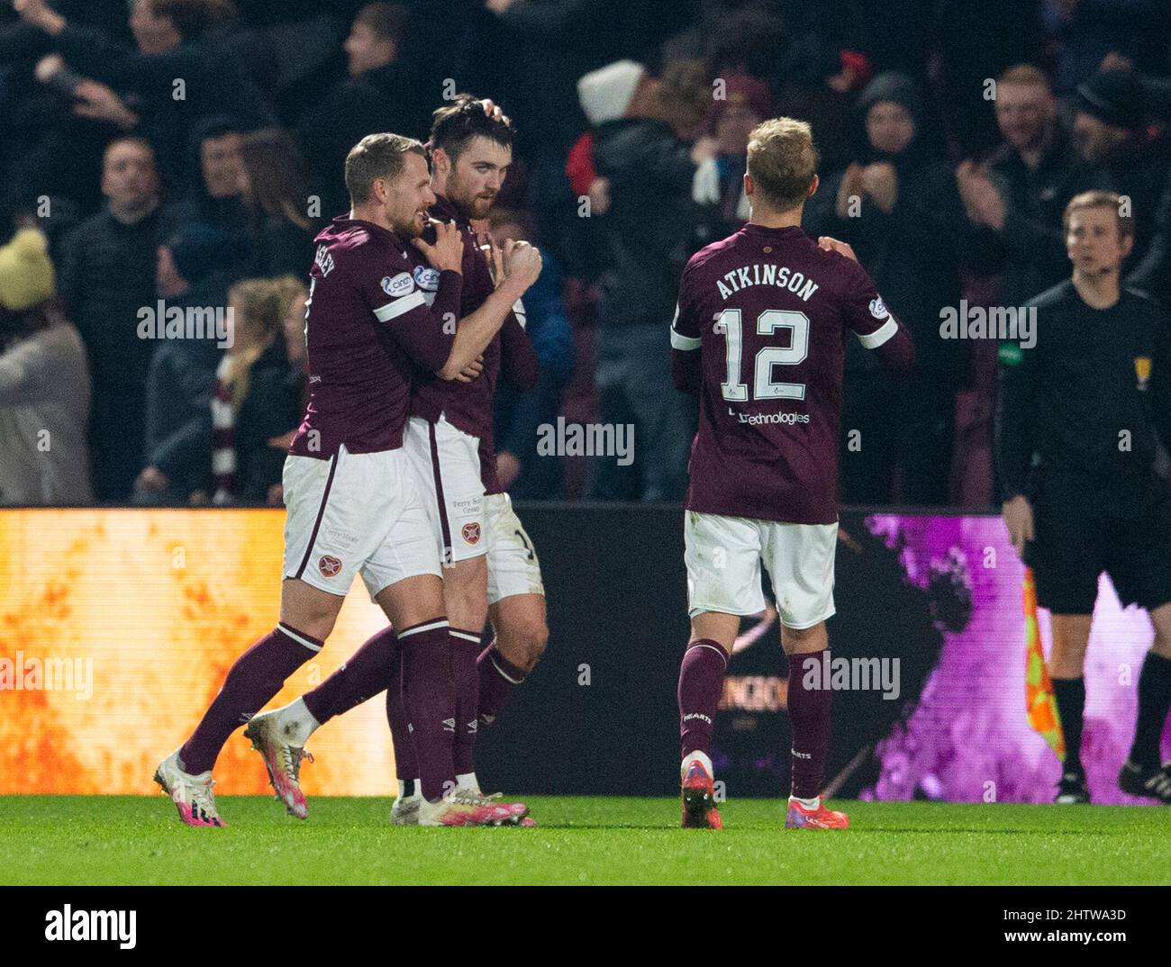 Edimburgo, Regno Unito. 02nd Mar, 2022. Cinch Premiership - Heart of Midlothian v Aberdeen 02/03/2022 Pic Shows: Hearts' Center-Back, John Souttar, è mobbed dai compagni di squadra dopo aver messo la casa 1-0 avanti nei 38th minuti mentre Hearts gioca l'ospite ad Aberdeen nella Cinch Premiership al Tynecastle Park, Edimburgo. Credit: Ian Jacobs/Alamy Live News Foto Stock