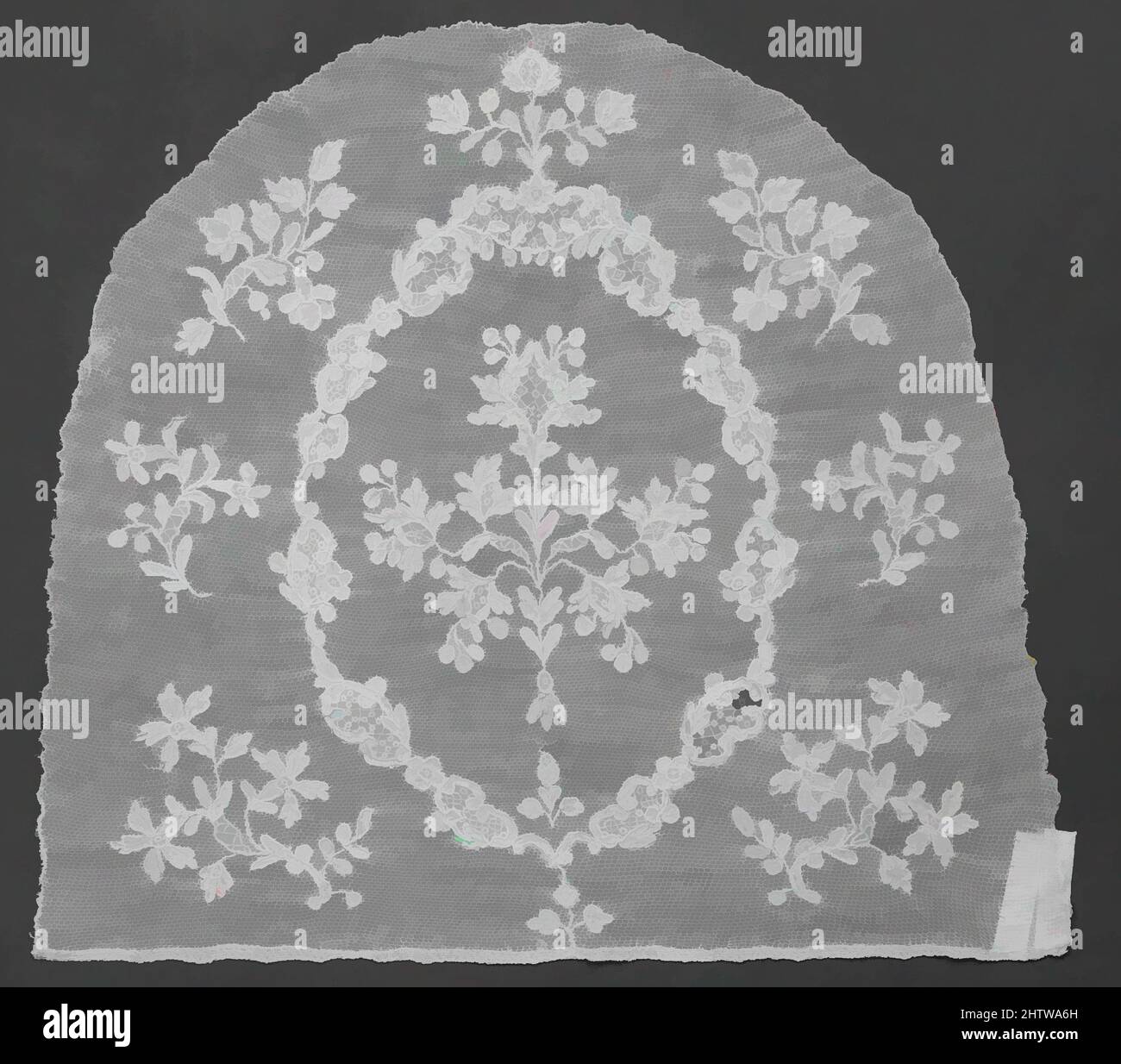 Arte ispirata da Cap Crown, fine 18th secolo, francese, lino, pizzo ad ago, L. 10 x W. 9 1/2 pollici (25,4 x 24,1 cm), Textiles-Laces, opere classiche modernizzate da Artotop con un tuffo di modernità. Forme, colore e valore, impatto visivo accattivante sulle emozioni artistiche attraverso la libertà delle opere d'arte in modo contemporaneo. Un messaggio senza tempo che persegue una nuova direzione selvaggiamente creativa. Artisti che si rivolgono al supporto digitale e creano l'NFT Artotop Foto Stock