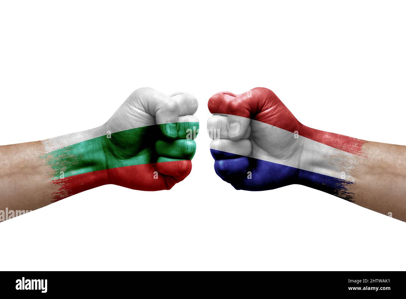 Due mani si pugno l'una all'altra su sfondo bianco. Bandiere di paese dipinte pugni, conflitto di crisi concetto tra bulgaria e paesi bassi Foto Stock