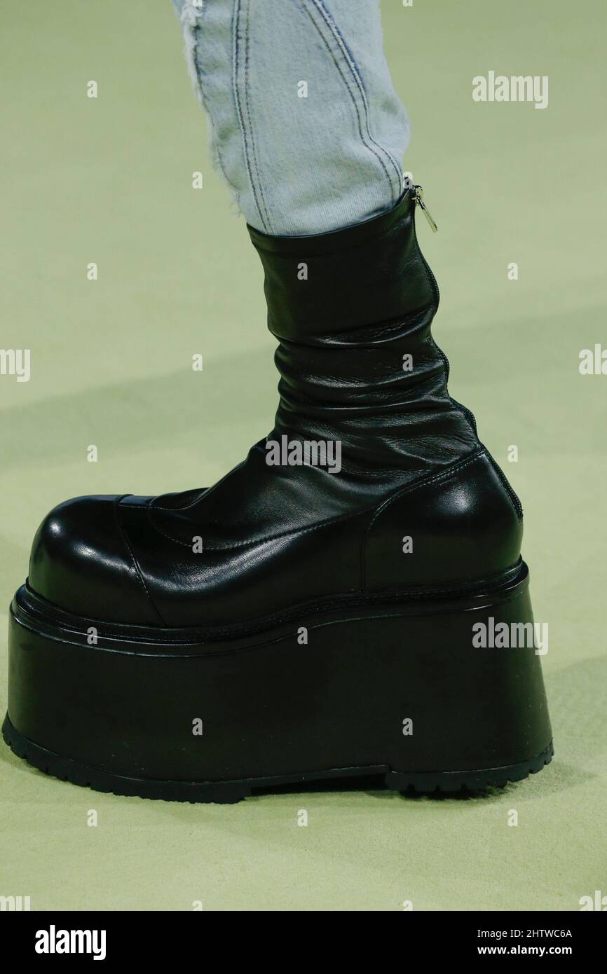 Dettagli, accessori, borse e scarpe sulla pista alla sfilata di moda Balmain  durante la sfilata di moda Autunno/Inverno 2022 alla settimana della moda  di Parigi, Francia, il 2 marzo 2022. (Foto di