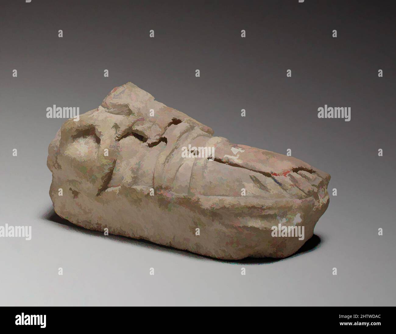 Arte ispirata al piede destro, tardo ellenista, 2nd secolo a.C.(?), cipriota, terracotta; Prodotto a mano, H. 1 3/4 poll. (4,5 cm), terracotte, il piede, con un sandalo, è fatto a mano e solido. E 'da una figura di circa metà della vita o un po 'meno, opere classiche modernizzate da Artotop con un tuffo di modernità. Forme, colore e valore, impatto visivo accattivante sulle emozioni artistiche attraverso la libertà delle opere d'arte in modo contemporaneo. Un messaggio senza tempo che persegue una nuova direzione selvaggiamente creativa. Artisti che si rivolgono al supporto digitale e creano l'NFT Artotop Foto Stock
