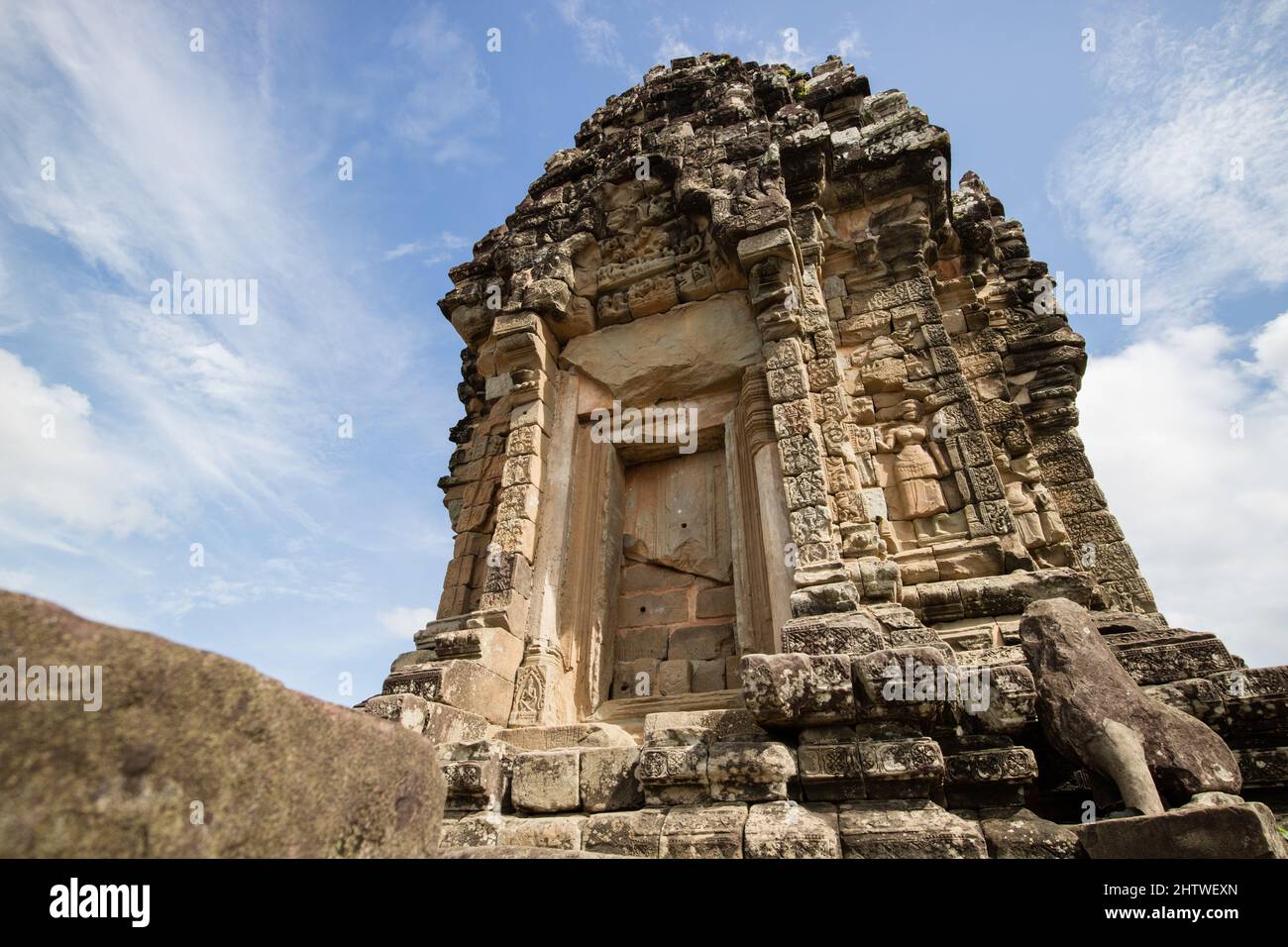 Tempio di Angkor Wat contro il cielo nuvoloso blu nel Parco Archeologico di Angkor, Krong Siem Reap, Cambogia Foto Stock