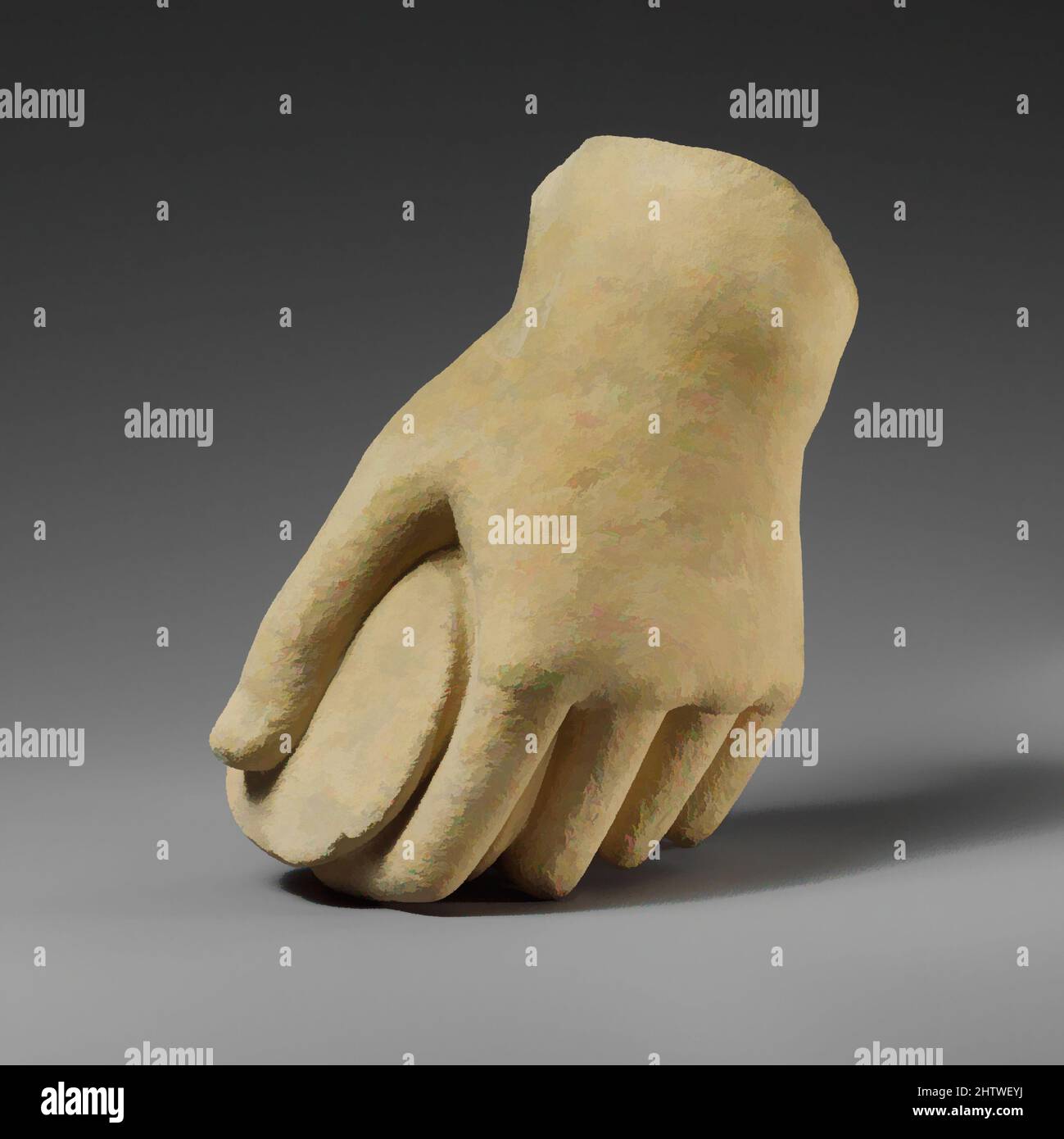 Arte ispirata al calcare mano che tiene un pyxis, Cypriot, calcare, totale: 10 1/4 x 4 x 6 1/2 poll. (26 x 10,2 x 16,5 cm), scultura di pietra, la mano sinistra di sovra-vita tiene un pyxis. La punta delle dita è indicata da una linea in rilievo, opere classiche modernizzate da Artotop con un tuffo di modernità. Forme, colore e valore, impatto visivo accattivante sulle emozioni artistiche attraverso la libertà delle opere d'arte in modo contemporaneo. Un messaggio senza tempo che persegue una nuova direzione selvaggiamente creativa. Artisti che si rivolgono al supporto digitale e creano l'NFT Artotop Foto Stock