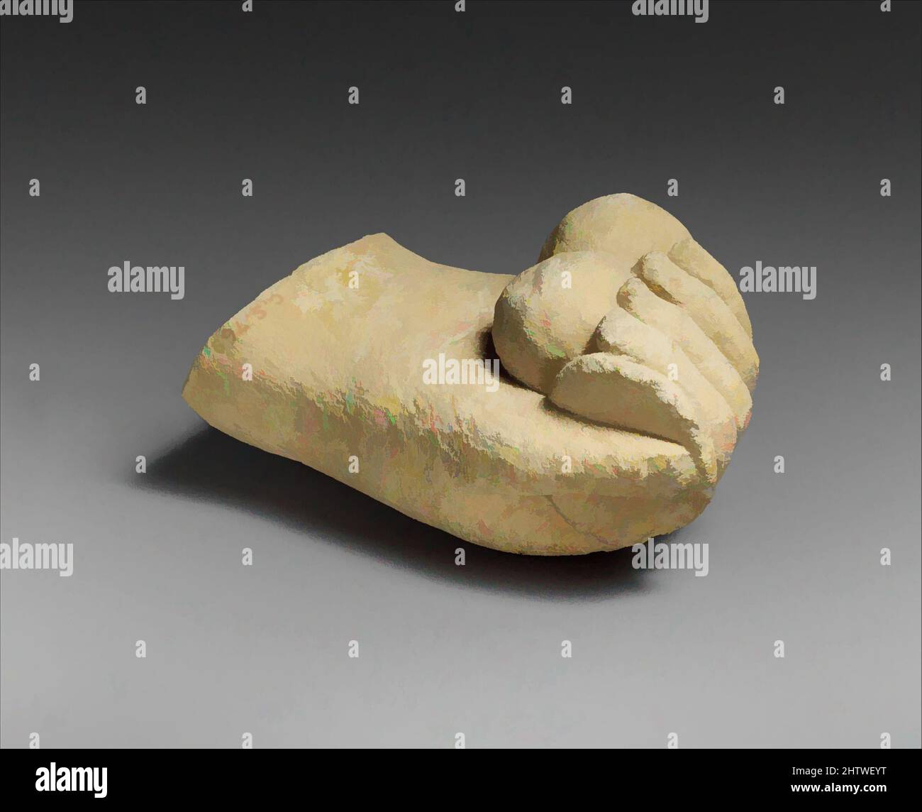 Arte ispirata al calcare mano che tiene un disco e pezzi di frutta, cipriota, calcare, tuta: 4 x 2 1/4 x 2 pollici (10,2 x 5,7 x 5,1 cm), scultura in pietra, la piccola mano destra contiene un piccolo disco e due mele, opere classiche modernizzate da Artotop con un tuffo di modernità. Forme, colore e valore, impatto visivo accattivante sulle emozioni artistiche attraverso la libertà delle opere d'arte in modo contemporaneo. Un messaggio senza tempo che persegue una nuova direzione selvaggiamente creativa. Artisti che si rivolgono al supporto digitale e creano l'NFT Artotop Foto Stock
