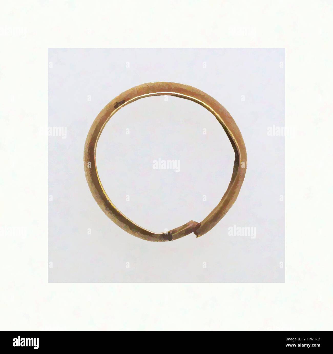 Art Inspired by Ring with Hollow hoop, Gold, diametro: 13/16 x 1/4 poll. (2,1 x 0,6 cm), Oro e Argento, opere classiche modernizzate da Artotop con un tocco di modernità. Forme, colore e valore, impatto visivo accattivante sulle emozioni artistiche attraverso la libertà delle opere d'arte in modo contemporaneo. Un messaggio senza tempo che persegue una nuova direzione selvaggiamente creativa. Artisti che si rivolgono al supporto digitale e creano l'NFT Artotop Foto Stock