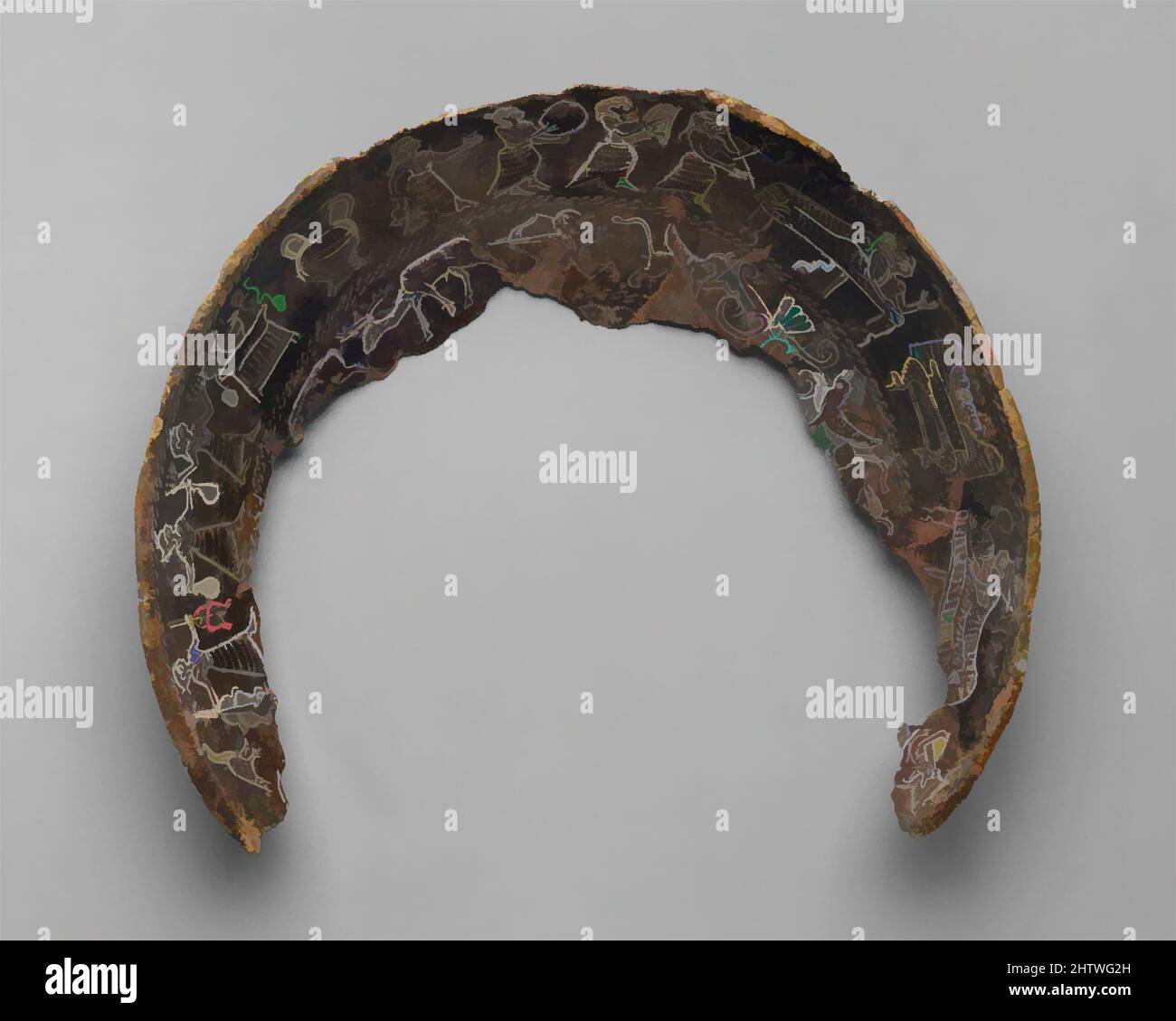 Arte ispirata da una ciotola frammentaria d'argento, Archaic, ca. 710–675 a.C., cipriota, argento, diametro 6 7/8 poll. (17,5 cm), Oro e Argento, il focus della scena del banchetto nel fregio esterno è un tavolo di offerta con una ciotola probabilmente piena di frutta. È affiancato da due figure reclinabili. Su, opere classiche modernizzate da Artotop con un tuffo di modernità. Forme, colore e valore, impatto visivo accattivante sulle emozioni artistiche attraverso la libertà delle opere d'arte in modo contemporaneo. Un messaggio senza tempo che persegue una nuova direzione selvaggiamente creativa. Artisti che si rivolgono al supporto digitale e creano l'NFT Artotop Foto Stock