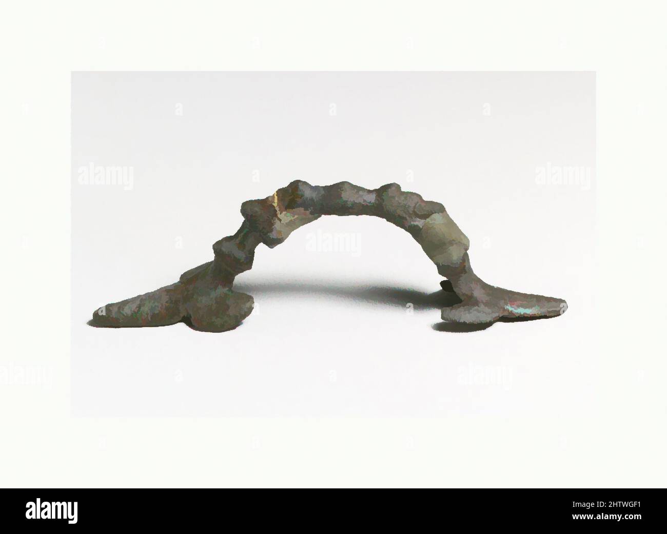 Arte ispirata dal manico di una ciotola, romana, cipriota, Bronzo, altro: 4 1/8in. (10,5cm), Bronzi, opere classiche modernizzate da Artotop con un tuffo di modernità. Forme, colore e valore, impatto visivo accattivante sulle emozioni artistiche attraverso la libertà delle opere d'arte in modo contemporaneo. Un messaggio senza tempo che persegue una nuova direzione selvaggiamente creativa. Artisti che si rivolgono al supporto digitale e creano l'NFT Artotop Foto Stock