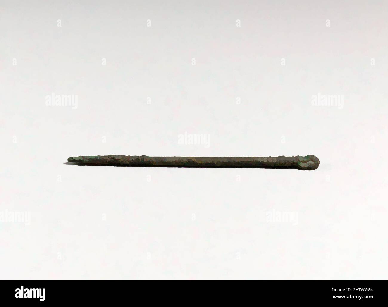 Arte ispirata da Needle, Cypriot, Bronzo, Altro: 3 13/16in. (9,7cm), Bronzi, opere classiche modernizzate da Artotop con un tuffo di modernità. Forme, colore e valore, impatto visivo accattivante sulle emozioni artistiche attraverso la libertà delle opere d'arte in modo contemporaneo. Un messaggio senza tempo che persegue una nuova direzione selvaggiamente creativa. Artisti che si rivolgono al supporto digitale e creano l'NFT Artotop Foto Stock