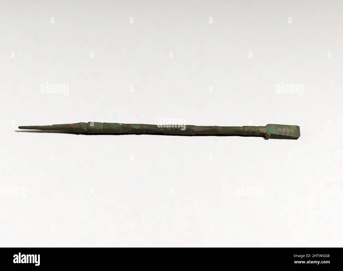 Arte ispirata da stilo Bronzo, classica o ellenistica, 4th–1st secolo a.C., cipriota, Bronzo, lunghezza 4 7/8in. (12,4cm), Bronzes, questo stilo ha un punto su un'estremità per graffiare le lettere e una superficie appiattita sull'altra per raschiare la superficie di una tavoletta da scrittura. Scrittura greca antica, opere classiche modernizzate da Artotop con un tuffo di modernità. Forme, colore e valore, impatto visivo accattivante sulle emozioni artistiche attraverso la libertà delle opere d'arte in modo contemporaneo. Un messaggio senza tempo che persegue una nuova direzione selvaggiamente creativa. Artisti che si rivolgono al supporto digitale e creano l'NFT Artotop Foto Stock