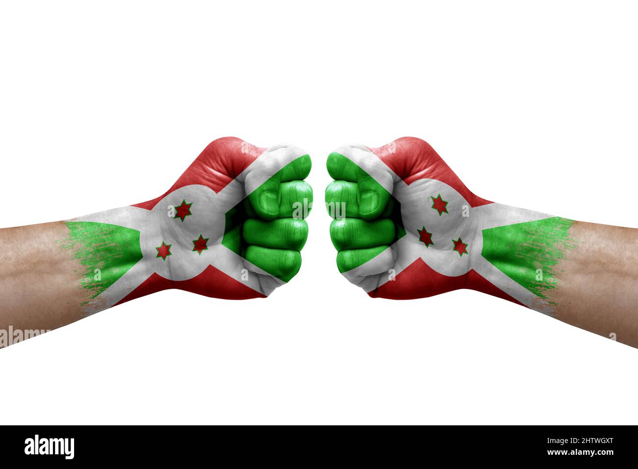 Due mani si pugno l'una all'altra su sfondo bianco. Bandiere di paese dipinte pugni, conflitto concetto di crisi tra burundi e burundi Foto Stock