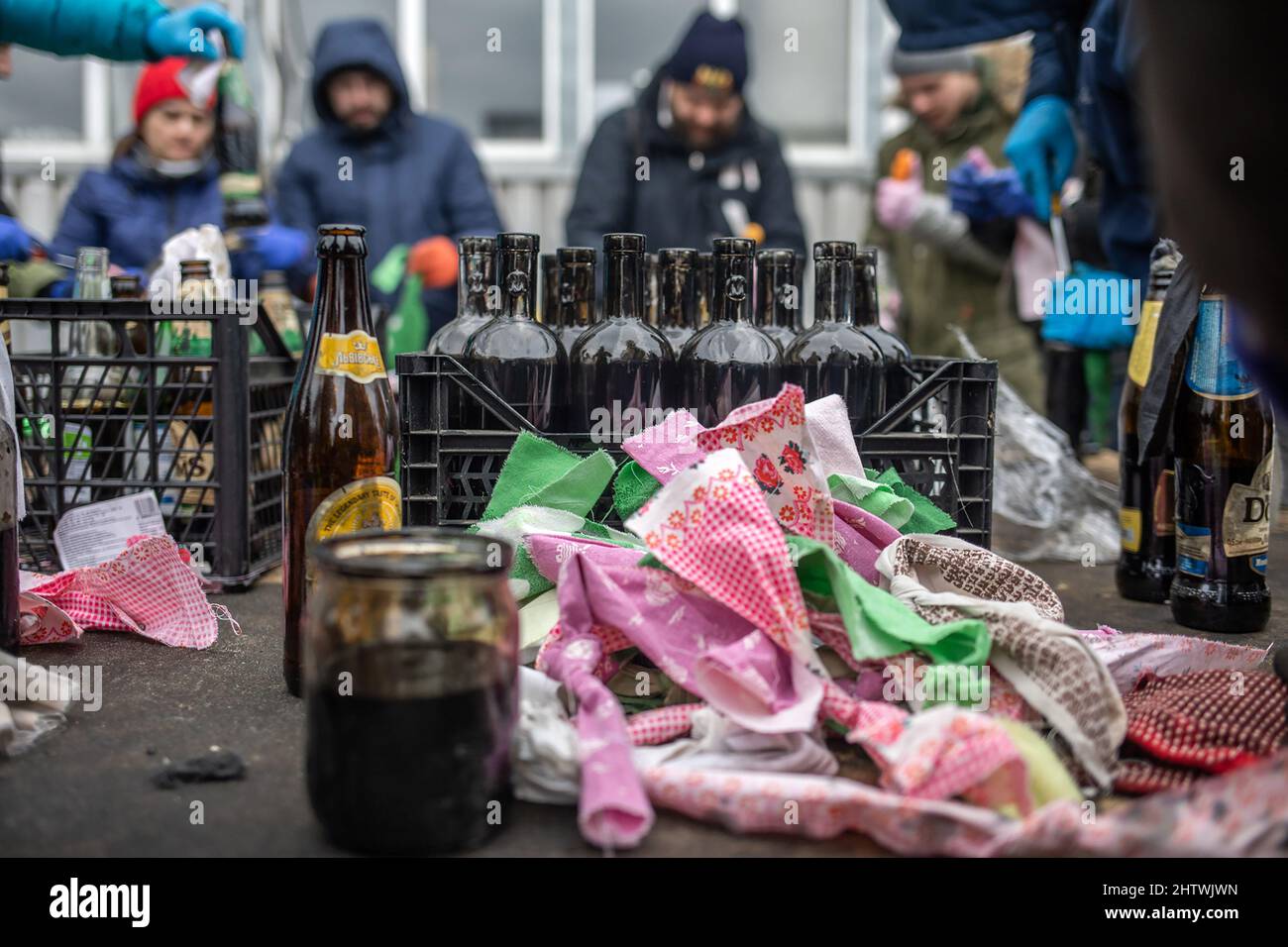 Lviv, Ucraina. 02nd Mar 2022. Gli ucraini preparano i cocktail Molotov fuori dalle loro case a Lviv, nell'Ucraina occidentale, mercoledì 2 marzo 2022. Le truppe russe sono entrate in Ucraina il 24 febbraio scatenando una resistenza Ucraina e una serie di annunci da parte dei paesi occidentali di imporre severe sanzioni economiche alla Russia. Foto di Oleksandr Khomenko/UPI Credit: UPI/Alamy Live News Foto Stock