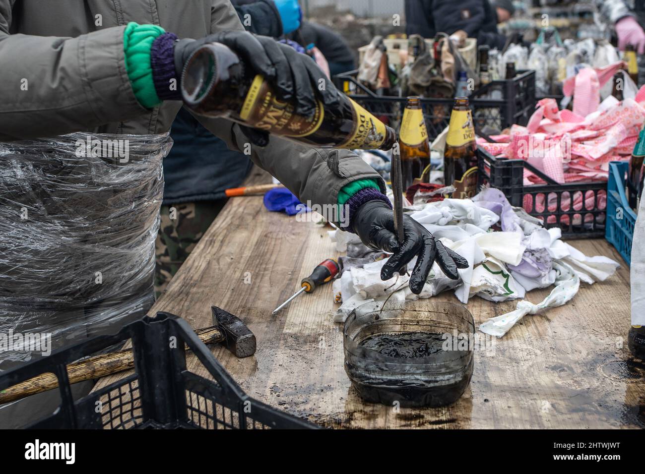 Lviv, Ucraina. 02nd Mar 2022. Gli ucraini preparano i cocktail Molotov fuori dalle loro case a Lviv, nell'Ucraina occidentale, mercoledì 2 marzo 2022. Le truppe russe sono entrate in Ucraina il 24 febbraio scatenando una resistenza Ucraina e una serie di annunci da parte dei paesi occidentali di imporre severe sanzioni economiche alla Russia. Foto di Oleksandr Khomenko/UPI Credit: UPI/Alamy Live News Foto Stock