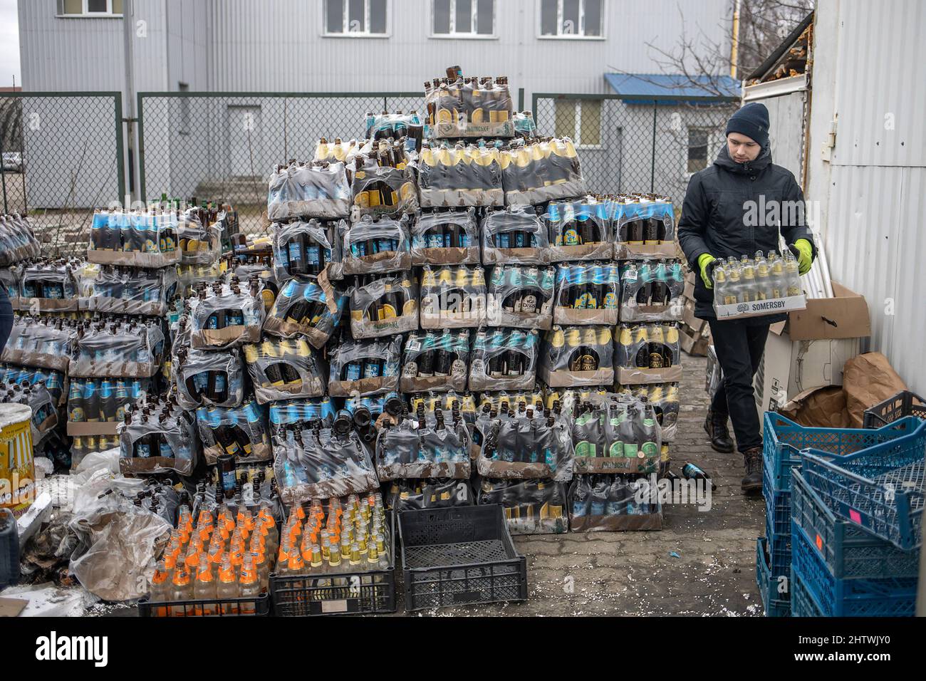 Lviv, Ucraina. 02nd Mar 2022. Gli ucraini preparano i cocktail Molotov fuori dalle loro case a Lviv, nell'Ucraina occidentale, mercoledì 2 marzo 2022. Le truppe russe sono entrate in Ucraina il 24 febbraio scatenando una resistenza Ucraina e una serie di annunci da parte dei paesi occidentali di imporre severe sanzioni economiche alla Russia. Foto di Oleksandr Khomenko/UPI Credit: UPI/Alamy Live News Foto Stock