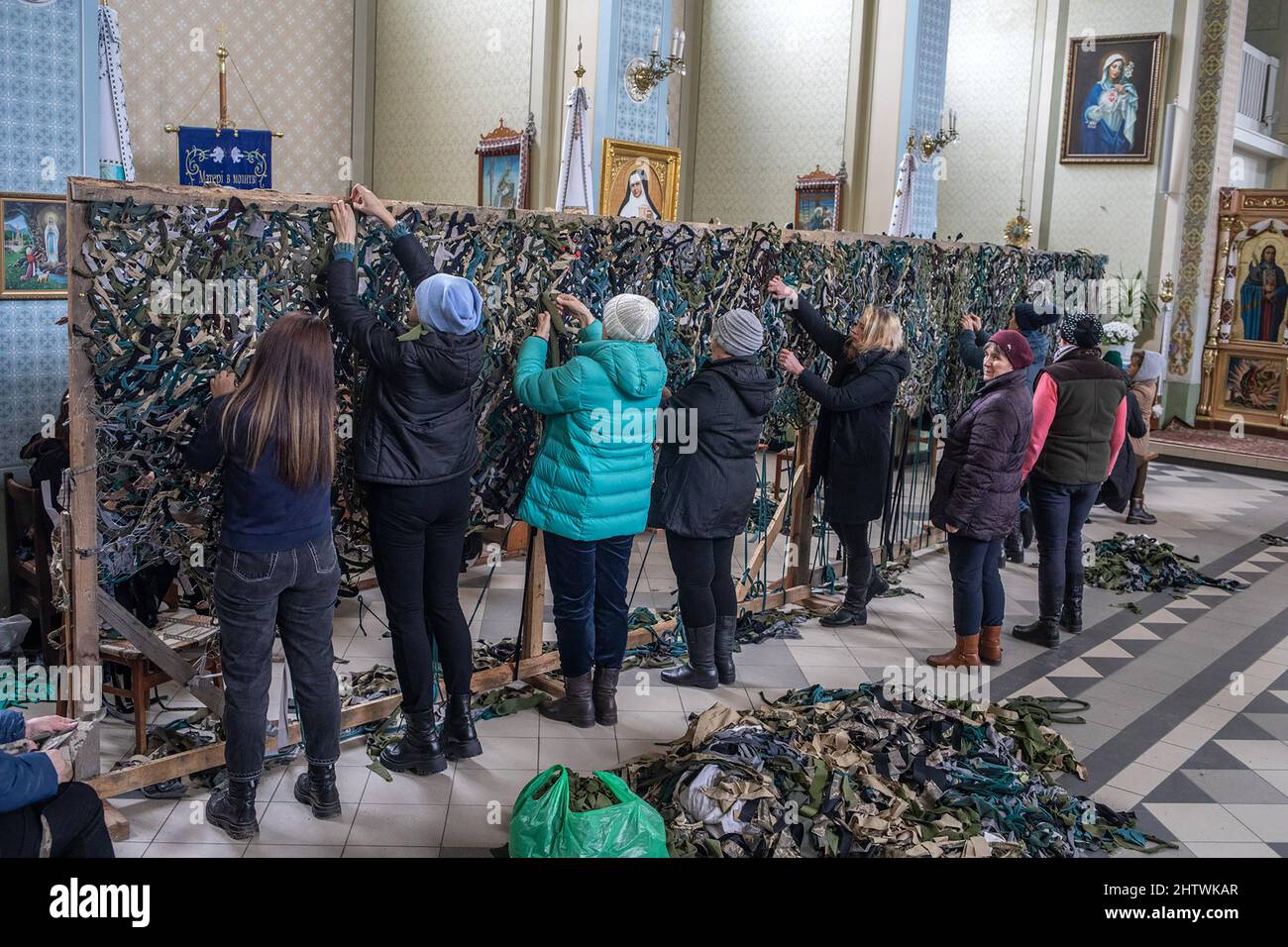 Lviv, Ucraina. 02nd Mar 2022. I volontari fanno una rete mascherante presso il centro di assistenza di Lviv, nell'Ucraina occidentale, mercoledì 2 marzo 2022. Le truppe russe sono entrate in Ucraina il 24 febbraio scatenando una resistenza Ucraina e una serie di annunci da parte dei paesi occidentali di imporre severe sanzioni economiche alla Russia. Foto di Oleksandr Khomenko/UPI Credit: UPI/Alamy Live News Foto Stock