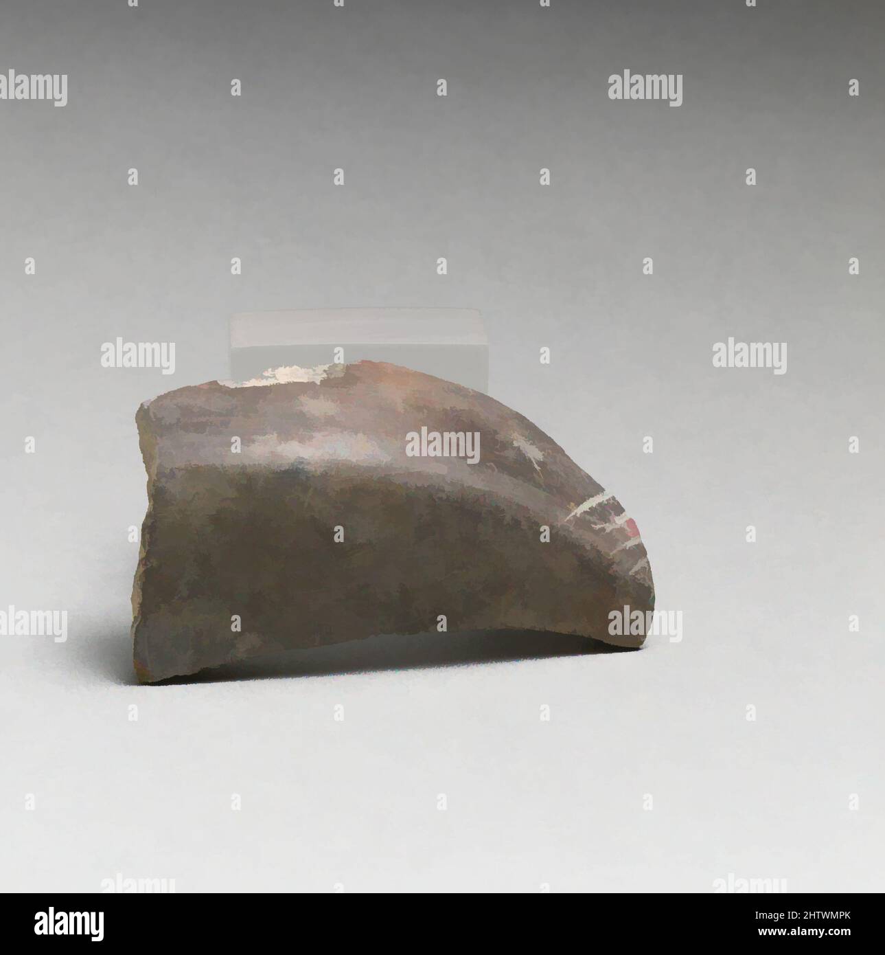 Arte ispirata da Vase Fragment, Neolitico, Egeo, Terracotta, totale: 1 7/16 x 2 5/8in. (3,6 x 6,7cm), vasi, opere classiche modernizzate da Artotop con un tuffo di modernità. Forme, colore e valore, impatto visivo accattivante sulle emozioni artistiche attraverso la libertà delle opere d'arte in modo contemporaneo. Un messaggio senza tempo che persegue una nuova direzione selvaggiamente creativa. Artisti che si rivolgono al supporto digitale e creano l'NFT Artotop Foto Stock