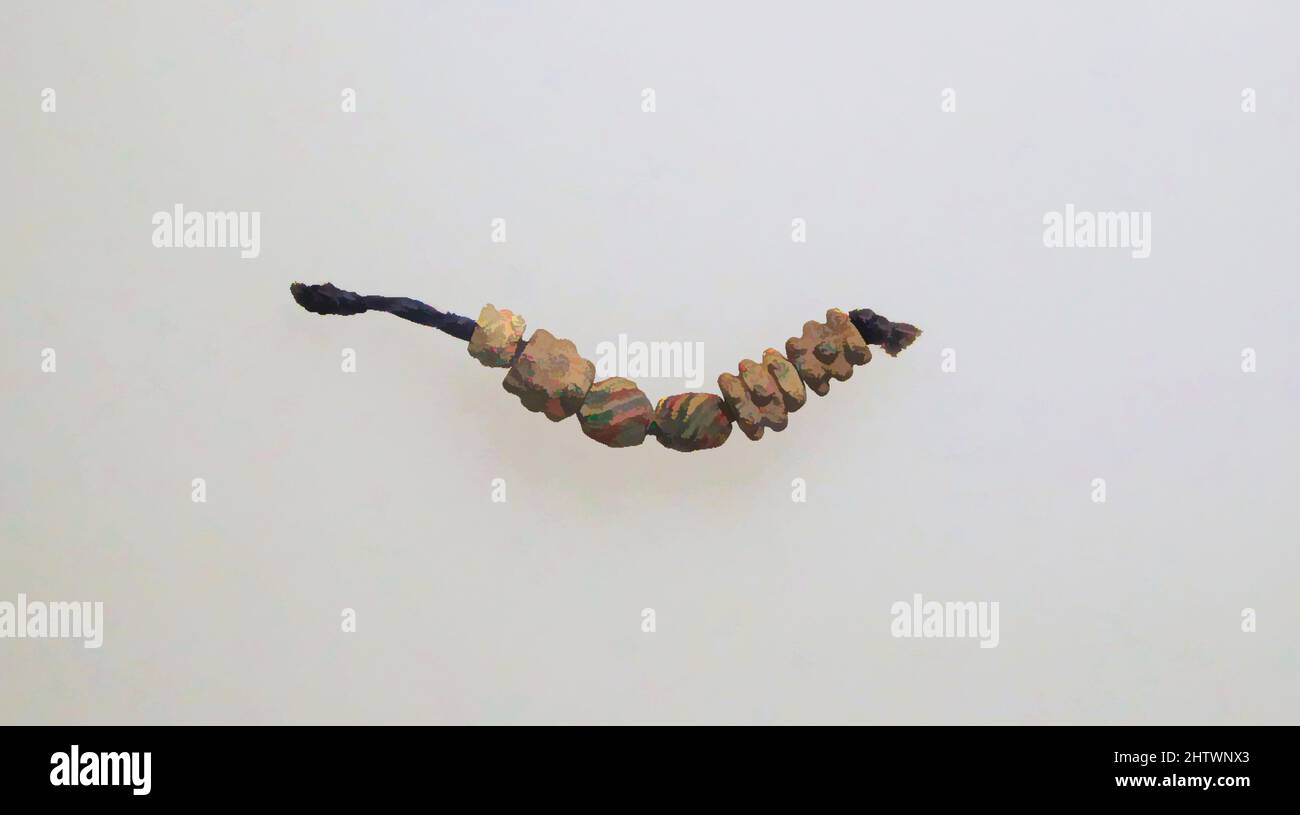 Arte ispirata da Beads, 6, Roman, Glass, altri: 1 3/8 x 1/4 poll. (3,5 x 0,6 cm), vetro, opere classiche modernizzate da Artotop con un tuffo di modernità. Forme, colore e valore, impatto visivo accattivante sulle emozioni artistiche attraverso la libertà delle opere d'arte in modo contemporaneo. Un messaggio senza tempo che persegue una nuova direzione selvaggiamente creativa. Artisti che si rivolgono al supporto digitale e creano l'NFT Artotop Foto Stock