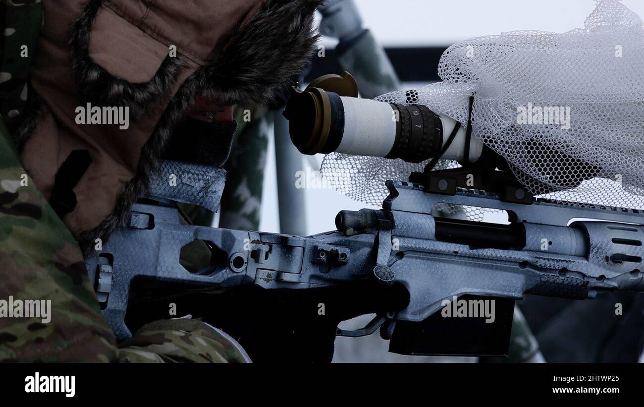 Una beretta verde con 10th Special Forces Group (Airborne) osserva un obiettivo durante la formazione pre-dispiegamento per ARCTIC EDGE 22 presso Yukon Training Area, Alaska, 21 febbraio 2022. ARCTIC EDGE 22, 28 febbraio – 17 marzo, è un esercizio del comando del Nord degli Stati Uniti (USNORTHCOM) programmato ogni due anni, progettato per fornire un addestramento realistico ed efficace ai partecipanti utilizzando i principali luoghi di addestramento disponibili in tutta l'Alaska. (STATI UNITI Foto dell'esercito dello staff Sgt. Antonio Bryant) Foto Stock