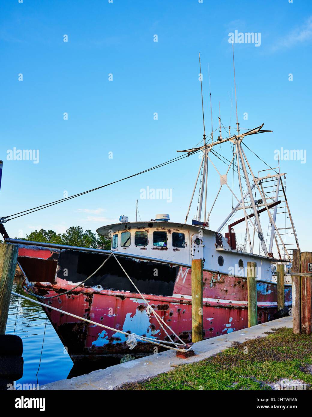 Vecchia barca da pesca abbandonata o barca di gamberi a Bayou la Batre, Alabama USA. Foto Stock