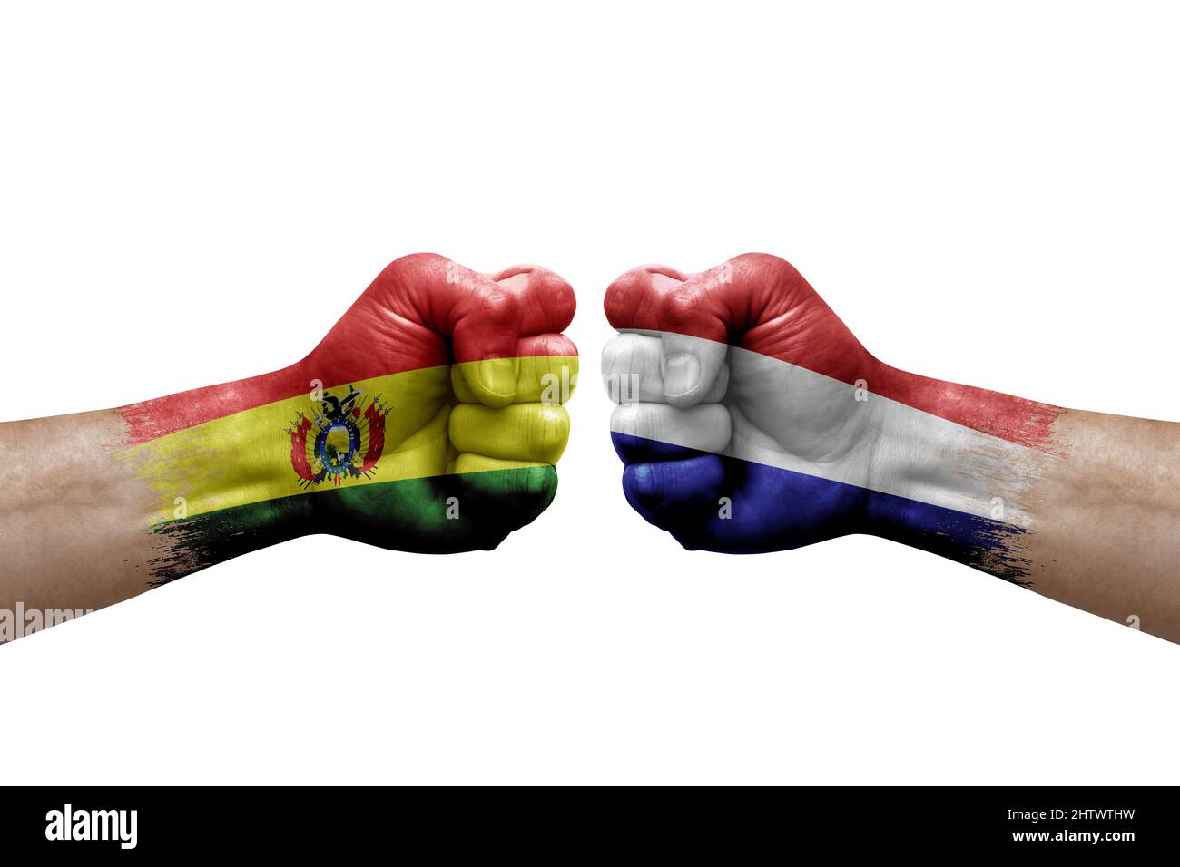 Due mani si pugno l'una all'altra su sfondo bianco. Bandiere di paese dipinte pugni, conflitto concetto di crisi tra bolivia e paesi bassi Foto Stock