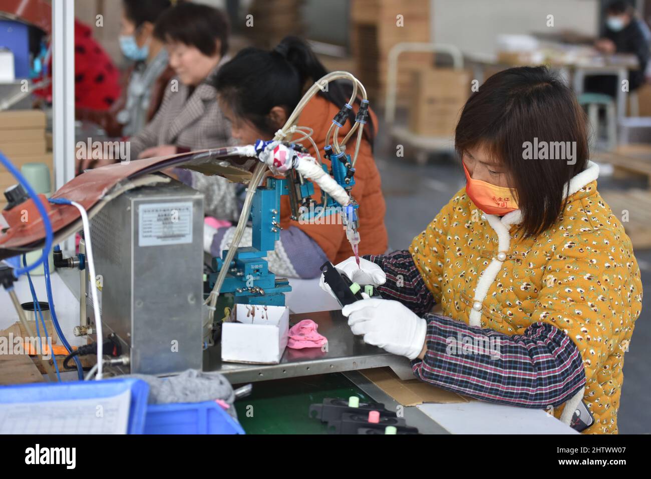 Fuyang, Cina. 28th Feb 2022. Diverse lavoratrici stanno assemblando i prodotti su una linea di produzione di diffusori.secondo i dati pubblicati dall'Ufficio nazionale di statistica cinese il 28 febbraio 2022, il PIL cinese nel 2021 raggiungerà 114,3670 trilioni di yuan, un aumento del 8,1% rispetto all'anno precedente. Nel 2021, il PIL pro capite della Cina era di 80.976 yuan, equivalenti a 12.551 dollari USA, superando il livello del PIL pro capite mondiale. Credit: SOPA Images Limited/Alamy Live News Foto Stock