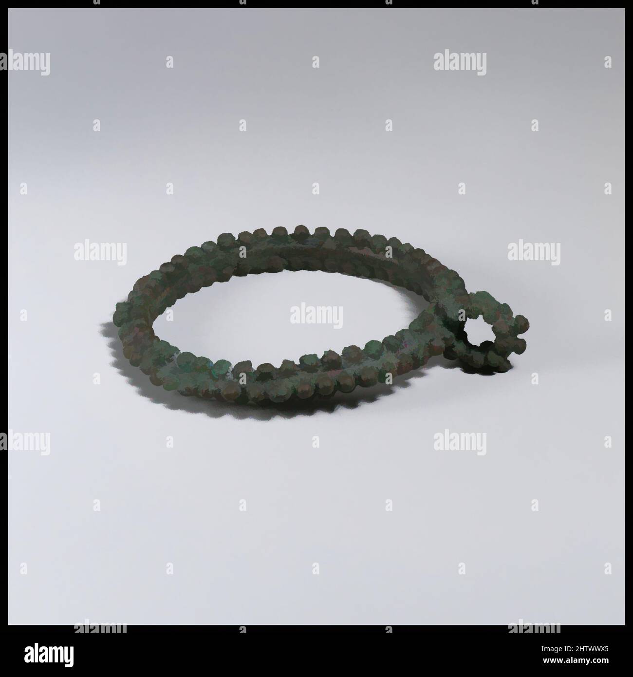Arte ispirata a bracciale, Bronzo, diametro 10,11 cm., Bronzi, opere classiche modernizzate da Artotop con un tocco di modernità. Forme, colore e valore, impatto visivo accattivante sulle emozioni artistiche attraverso la libertà delle opere d'arte in modo contemporaneo. Un messaggio senza tempo che persegue una nuova direzione selvaggiamente creativa. Artisti che si rivolgono al supporto digitale e creano l'NFT Artotop Foto Stock