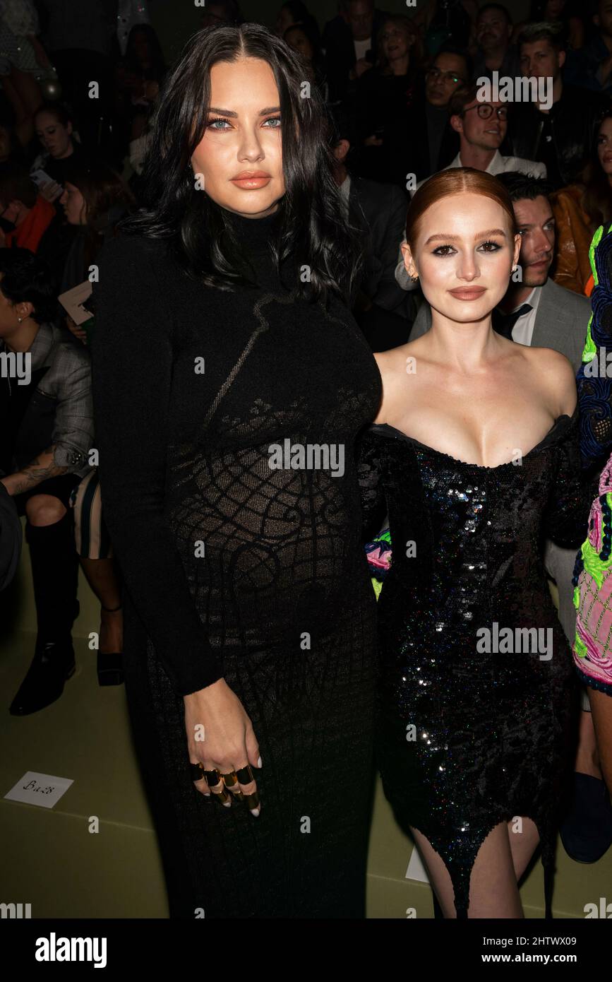 Parigi, Frankreich. 02nd Mar 2022. Adriana Lima al BALMAIN Autunno/Inverno 2022-23 Runway durante la Paris Fashion Week - Parigi, Francia. 02/03/2022 Credit: dpa/Alamy Live News Foto Stock