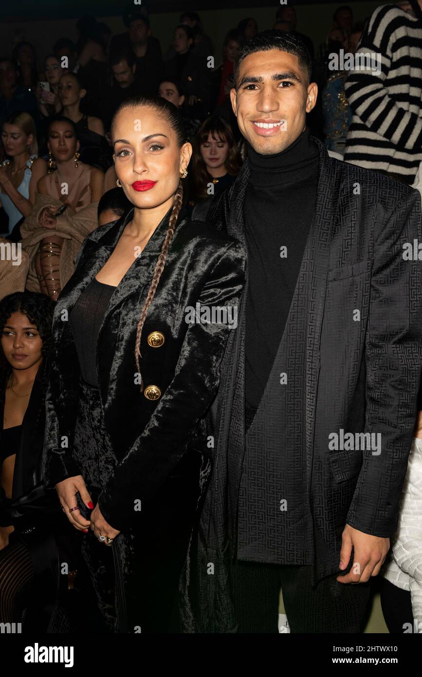 Parigi, Frankreich. 02nd Mar 2022. Hiba Abouk e Achraf Hakimi alla BALMAIN  Autunno/Inverno 2022-23 Runway durante la Paris Fashion Week - Parigi,  Francia. 02/03/2022 Credit: dpa/Alamy Live News Foto stock - Alamy