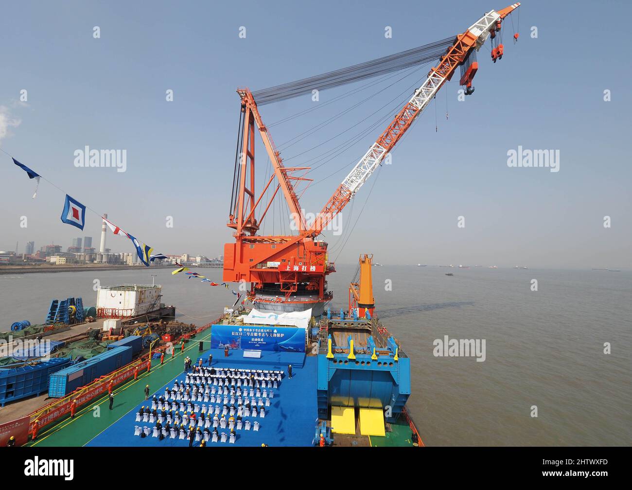 (220302) -- SHANGHAI, 2 marzo 2022 (Xinhua) -- Foto scattata il 2 marzo 2022 mostra la cerimonia di lancio del salvataggio di Yangtze No. 2 Ancient Shipwreck al porto di Waigaoqiao nella Cina orientale di Shanghai. Il salvataggio di un naufragio di 160 anni, il più grande e meglio conservato naufragio in legno scoperto sott'acqua in Cina fino ad oggi, è iniziato mercoledì. Questa nave sommersa, con un gran numero di reliquie culturali, fu una nave mercantile durante il regno dell'imperatore Tongzhi (1862-1875) nel periodo della dinastia Qing. Chiamato Yangtze No. 2 Ancient Shipwreck, la nave è stata trovata sommersa ad una profondità di 5,5 metri sotto Foto Stock