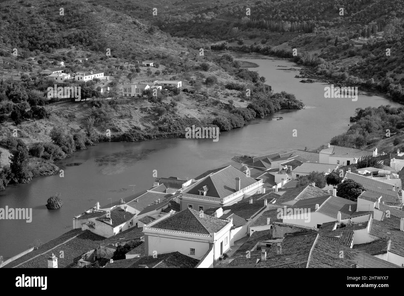 Mertola Village da Castello in Monocromo. Alentejo, Portogallo Foto Stock