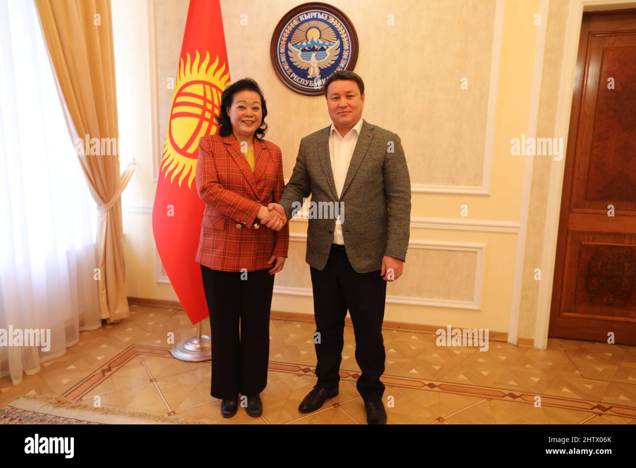 (220302) -- BISHKEK, 2 marzo 2022 (Xinhua) -- il portavoce del Parlamento kirghiso, Talant Mamytov (R), scuote le mani con l'ambasciatore cinese in Kirghizistan Du Dewen a Bishkek, Kirghizistan, 1 marzo 2022. Nel corso della riunione, le due parti si sono scambiate opinioni sul rafforzamento delle relazioni Cina-Kirghizistan e sulla cooperazione tra gli organi legislativi dei due paesi. (Ambasciata cinese in Kirghizistan/Handout via Xinhua) Foto Stock