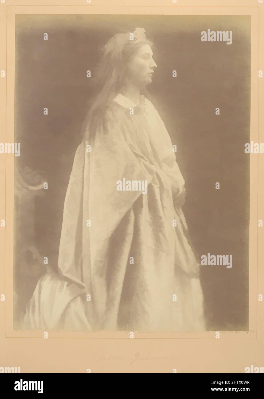 Art Inspired by Queen Guinevere, 1874, stampa in argento albume da vetro negativo, 34,1 x 25,5 cm (13 7/16 x 10 1/16 pollici ), fotografie, Julia Margaret Cameron (British (nata in India), Calcutta 1815–1879 Kalutara, Ceylon), nel 1874 Tennyson chiese a Cameron di fare illustrazioni fotografiche, opere classiche modernizzate da Artotop con un tuffo di modernità. Forme, colore e valore, impatto visivo accattivante sulle emozioni artistiche attraverso la libertà delle opere d'arte in modo contemporaneo. Un messaggio senza tempo che persegue una nuova direzione selvaggiamente creativa. Artisti che si rivolgono al supporto digitale e creano l'NFT Artotop Foto Stock