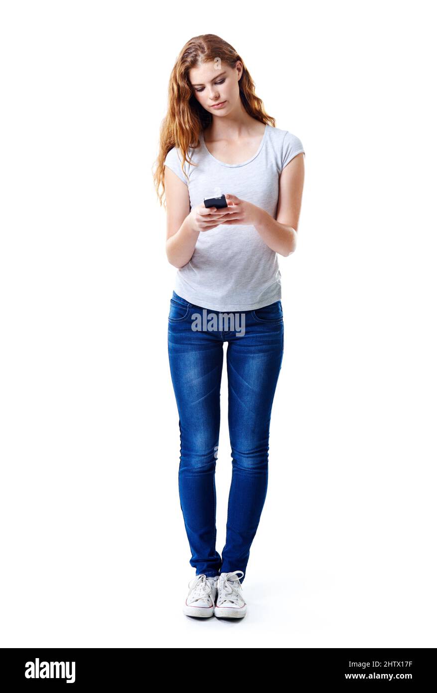 Rimanere in contatto. Scatto di una giovane donna in studio su sfondo bianco. Foto Stock