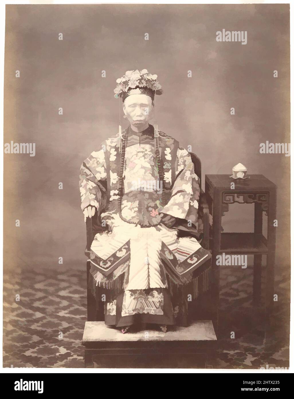Art Inspired by Madarin Wife, 1861–1863, stampa in argento albume da vetro negativo, Image: 11 1/8 x 8 3/4 in. (28,3 x 22,2 cm), fotografie, Milton M. Miller (americano, Cina attiva, 1830–1899, opere classiche modernizzate da Artotop con un tuffo di modernità. Forme, colore e valore, impatto visivo accattivante sulle emozioni artistiche attraverso la libertà delle opere d'arte in modo contemporaneo. Un messaggio senza tempo che persegue una nuova direzione selvaggiamente creativa. Artisti che si rivolgono al supporto digitale e creano l'NFT Artotop Foto Stock